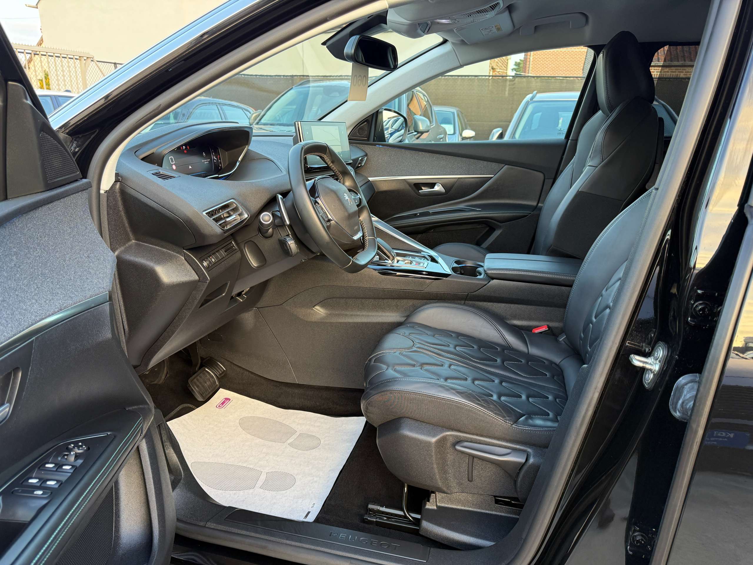 0edddad0-dad5-43f2-8380-019281f5bfd412-peugeot-5008-1-2i-130pk-automaat-7-zit-full-led-navi-zwart-leer.jpg