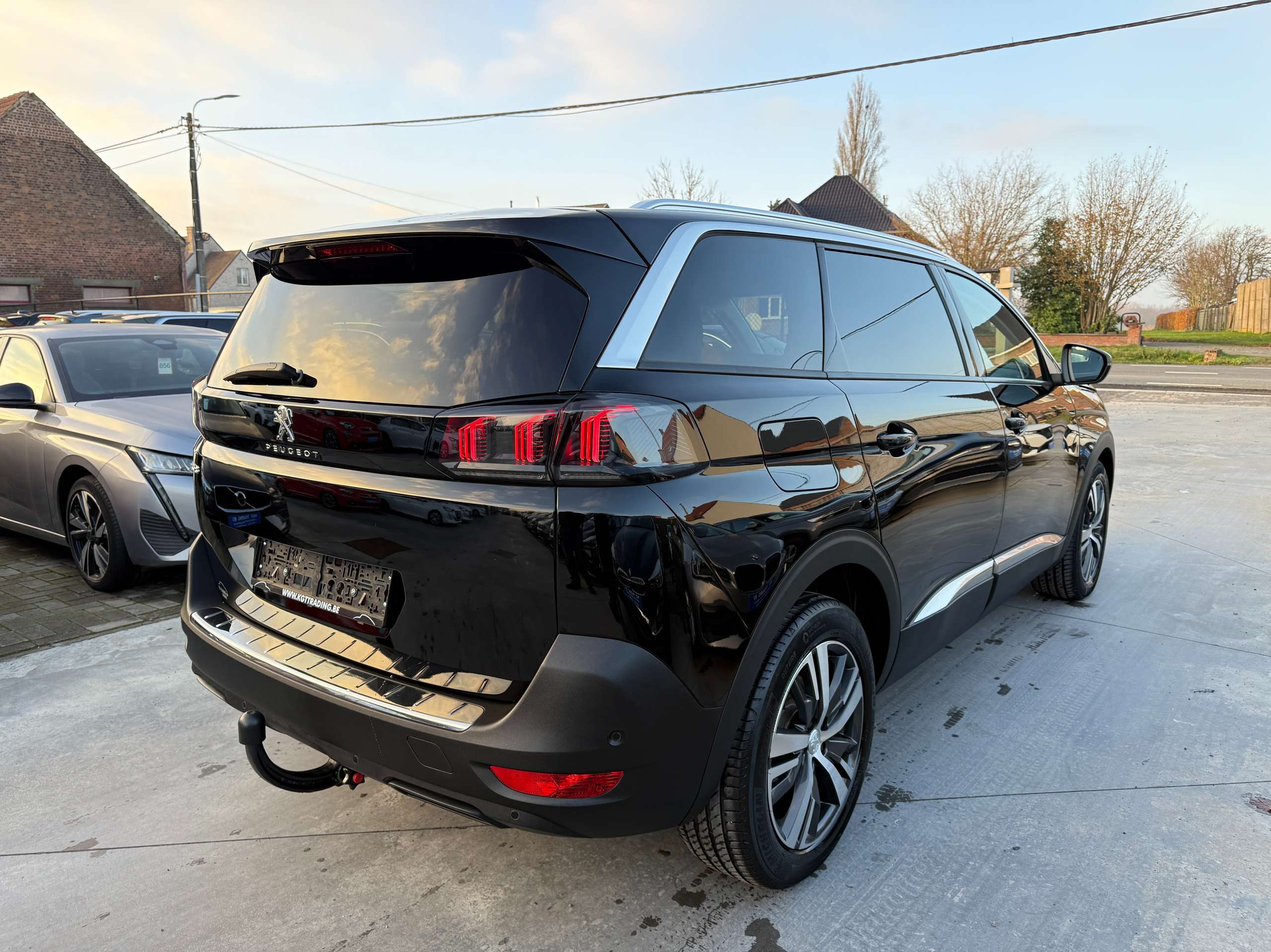 0edddad0-dad5-43f2-8380-019281f5bfd45-peugeot-5008-1-2i-130pk-automaat-7-zit-full-led-navi-zwart-leer.jpg