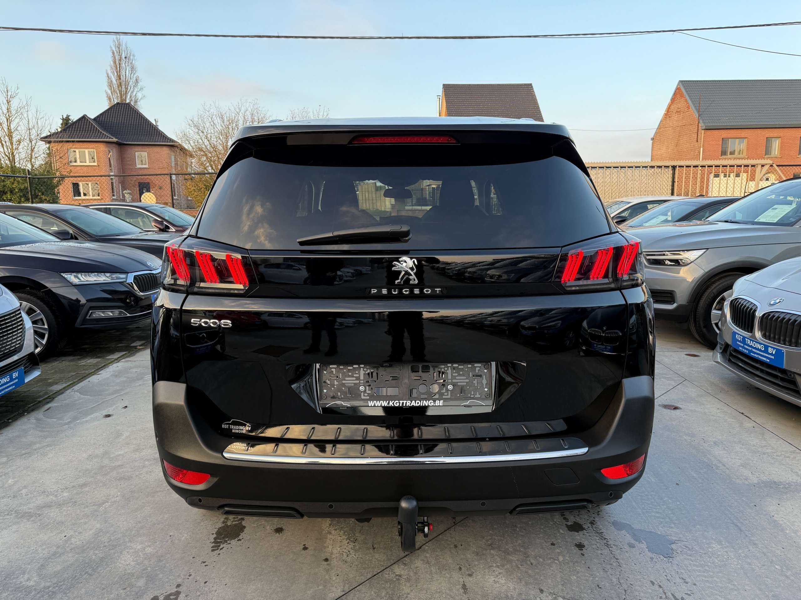 0edddad0-dad5-43f2-8380-019281f5bfd46-peugeot-5008-1-2i-130pk-automaat-7-zit-full-led-navi-zwart-leer.jpg