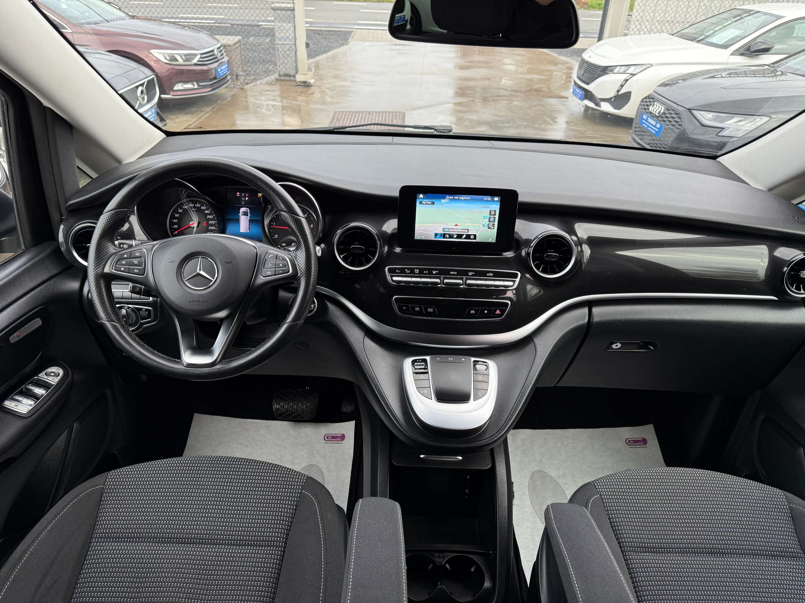 43a9e095-baba-46a1-8d70-9fec41114aee40-mercedes-benz-v-220-d-automaat-8-zit-lang-navi-full-led-camera-dab-pdc.jpg