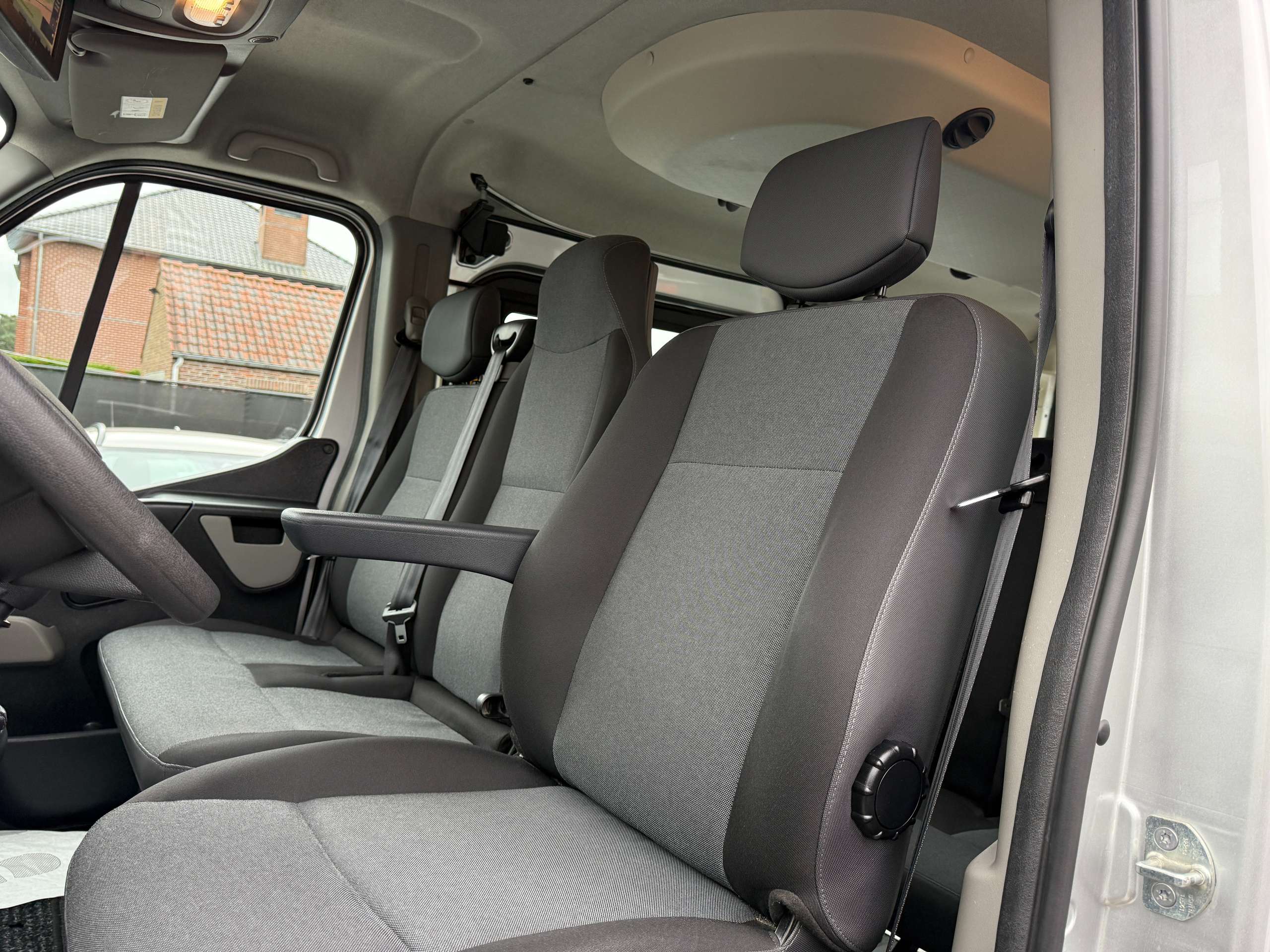 4f0f8d7c-fdcf-4e1e-9f26-6308a2f4f03a12-renault-master-2-3-dci-170pk-rolstoellift-mindervalide-8-zit-navi.jpg