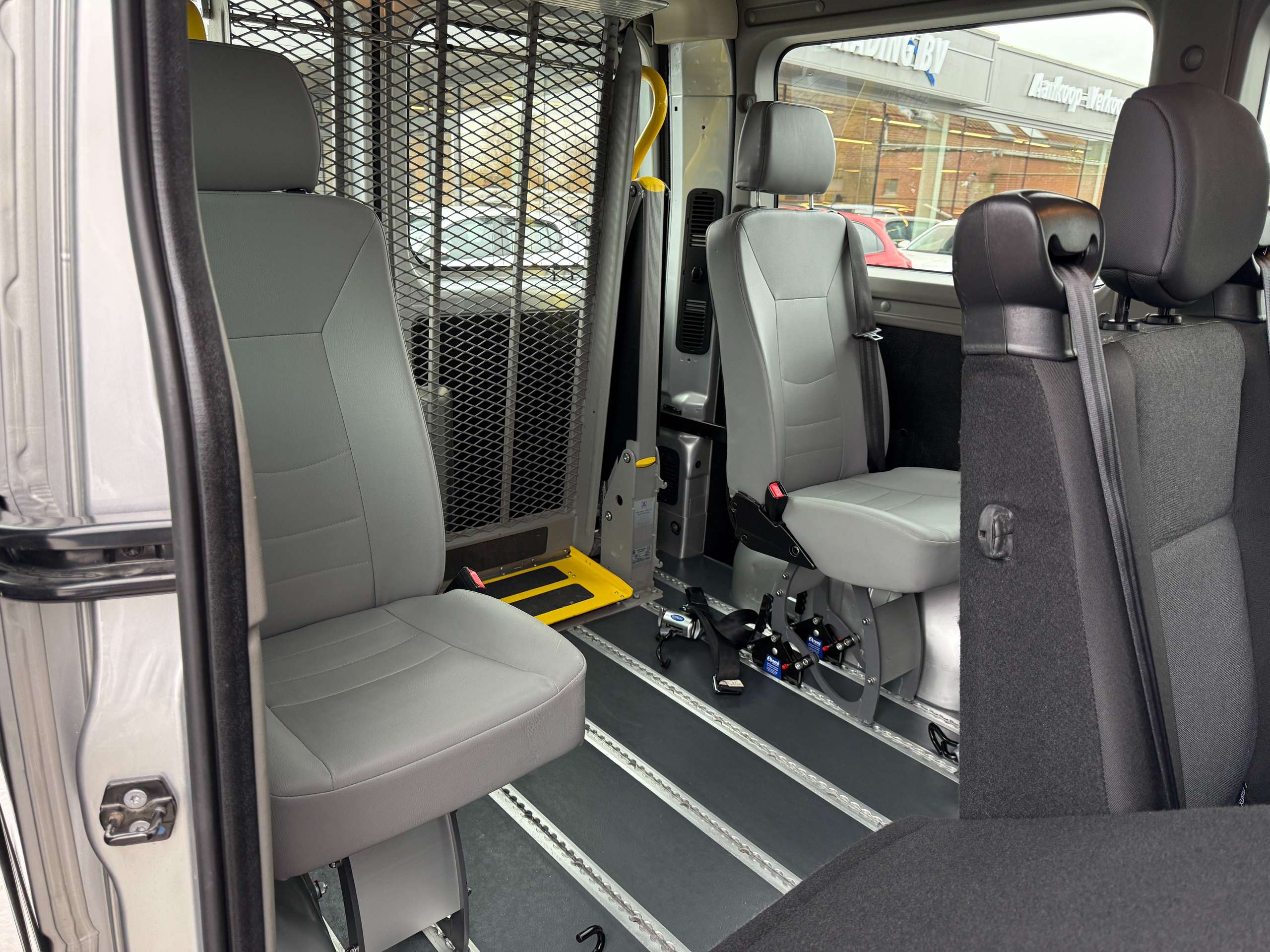 4f0f8d7c-fdcf-4e1e-9f26-6308a2f4f03a17-renault-master-2-3-dci-170pk-rolstoellift-mindervalide-8-zit-navi.jpg