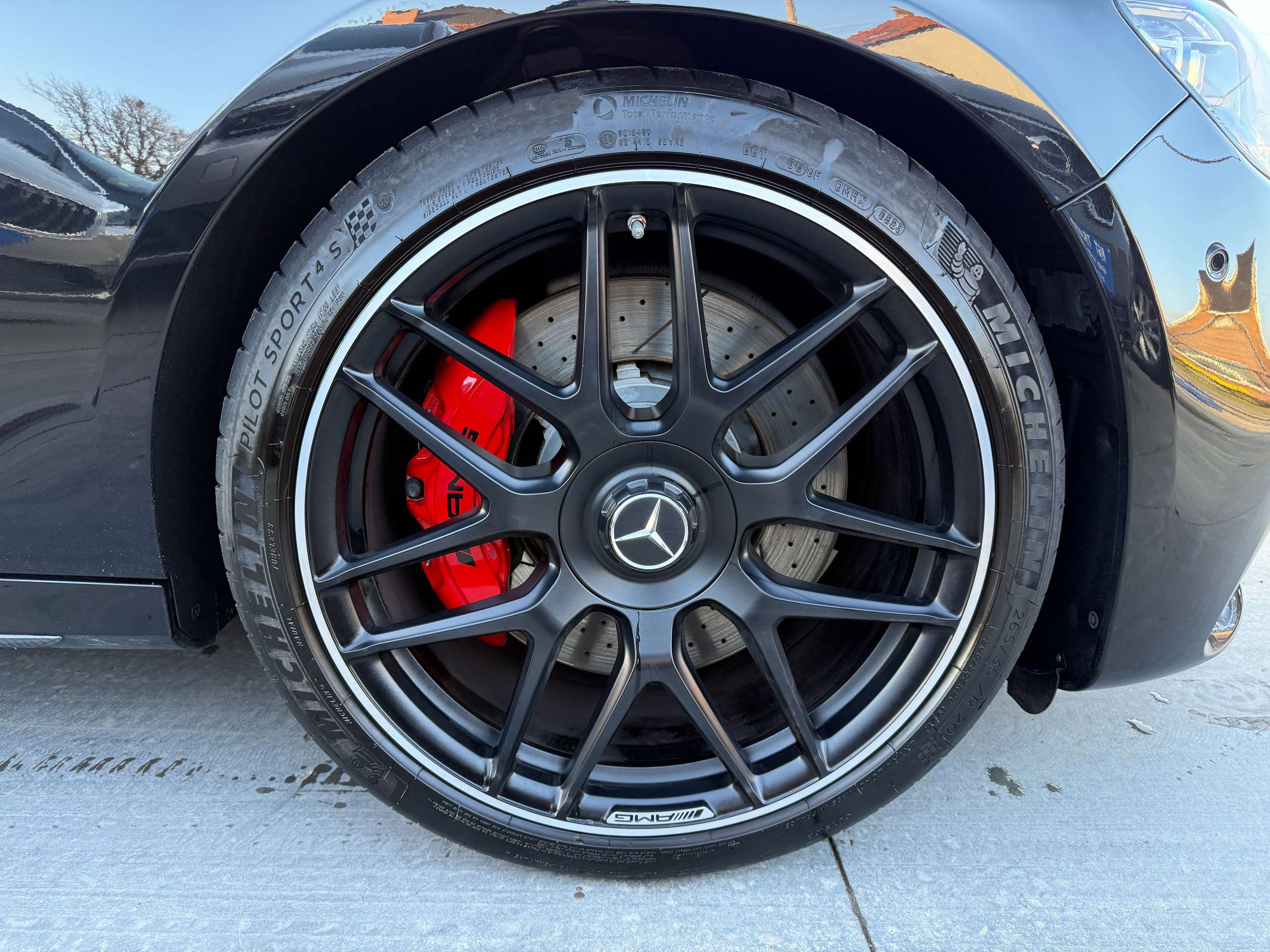 5bff764c-a676-4810-a4f4-0d79ebf283875-mercedes-benz-e-63-amg-s-4matic-full-carbon-burmester-360-cam-track-pack.jpg