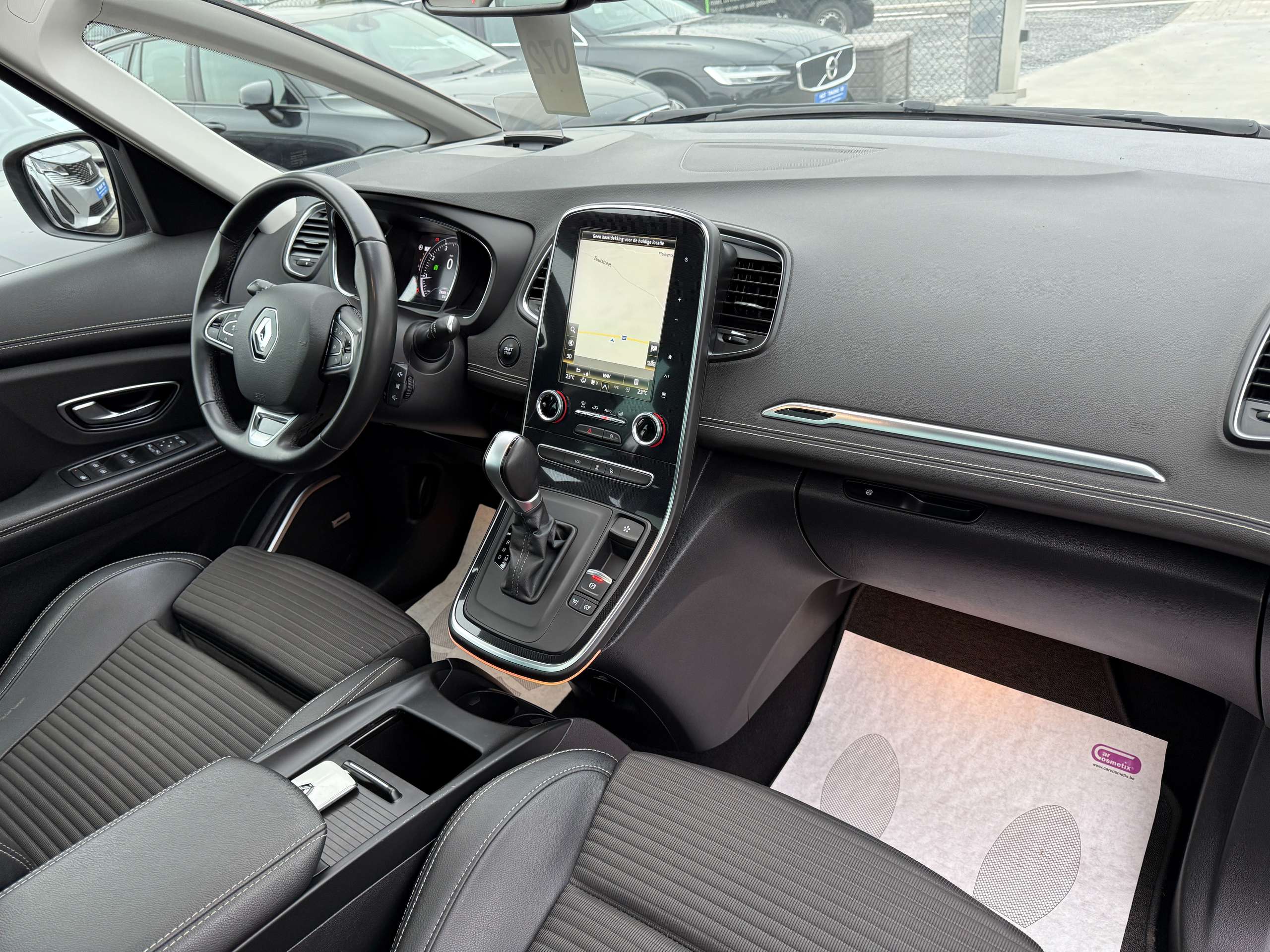 71fef4c1-92c6-40a9-9f3c-b5950bfdfeaa30-renault-grand-scenic-1-3-tce-7-zit-automaat-navi-head-up-leder-pano-dak.jpg