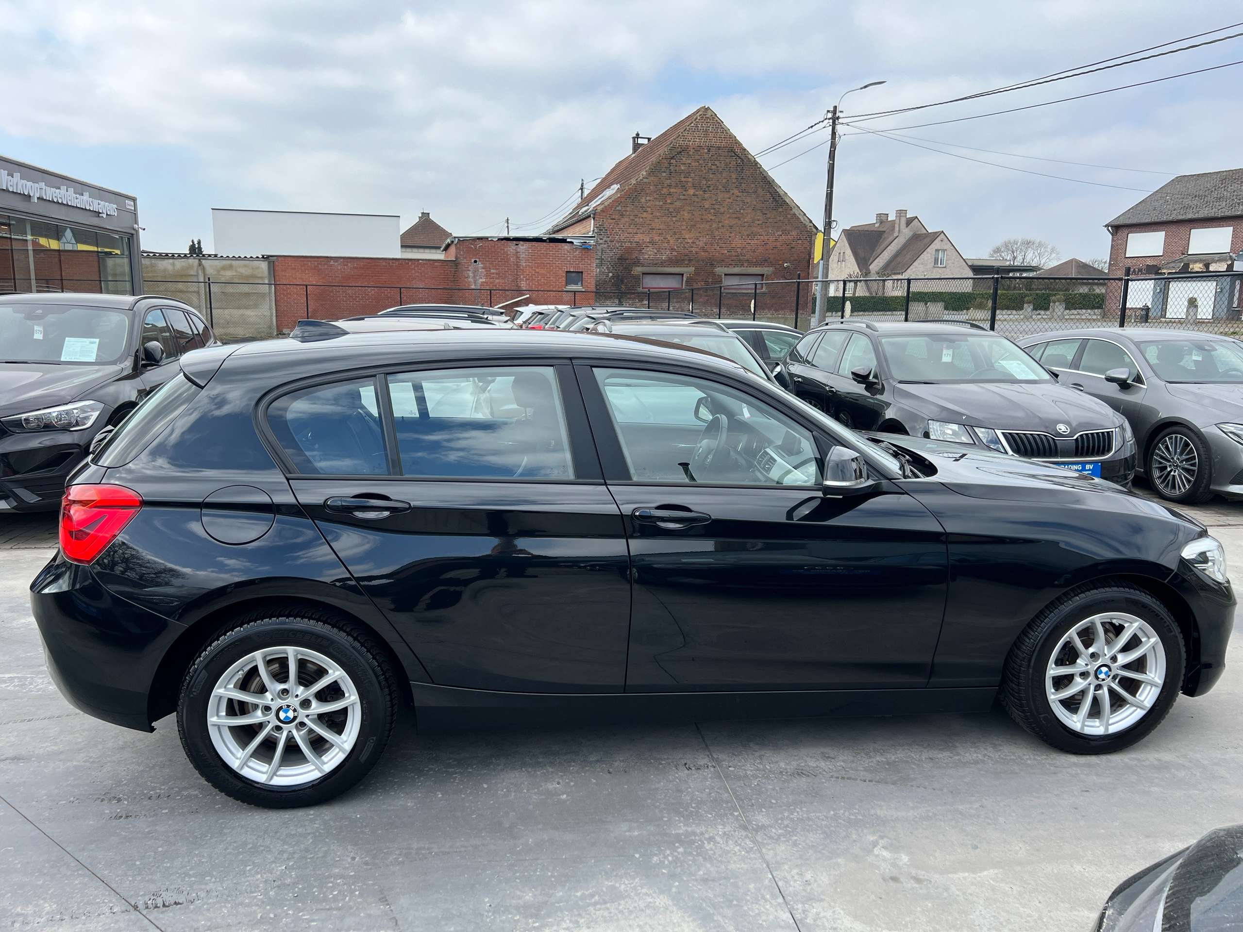7f031393-4756-4e04-a386-dca6214a26774-bmw-116-i-5-deurs-navigatie-xenon-full-led-pdc-bluetooth.jpg