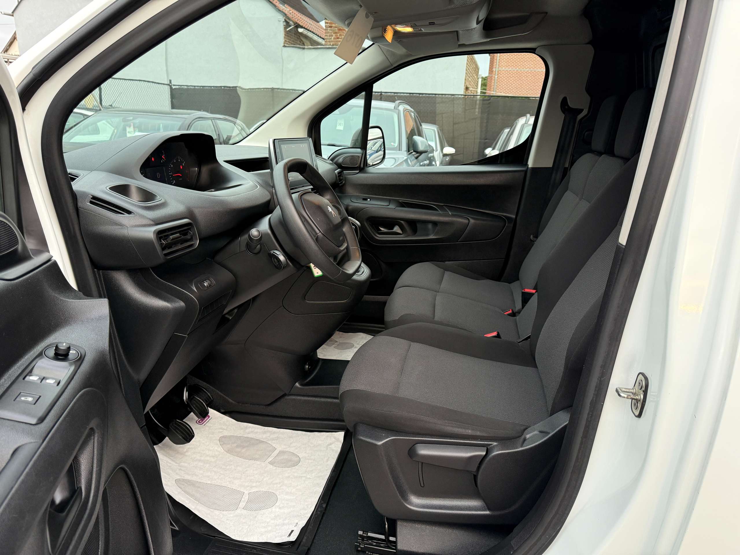 a0287998-4194-4255-846d-47d39d5f116b10-peugeot-partner-1-5-bluehdi-3-zit-navigatie-bluetooth-pdc-airco.jpg