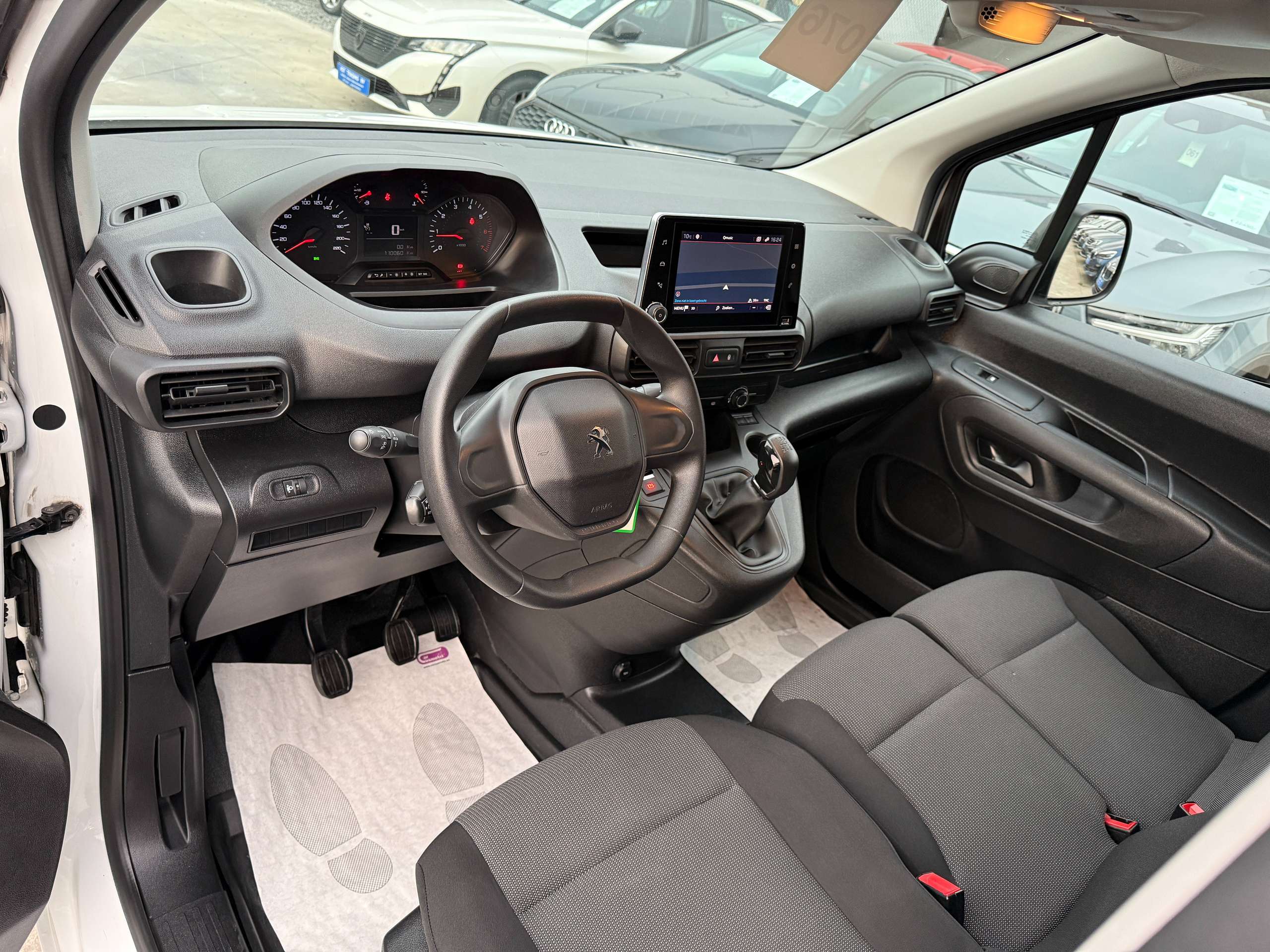 a0287998-4194-4255-846d-47d39d5f116b11-peugeot-partner-1-5-bluehdi-3-zit-navigatie-bluetooth-pdc-airco.jpg