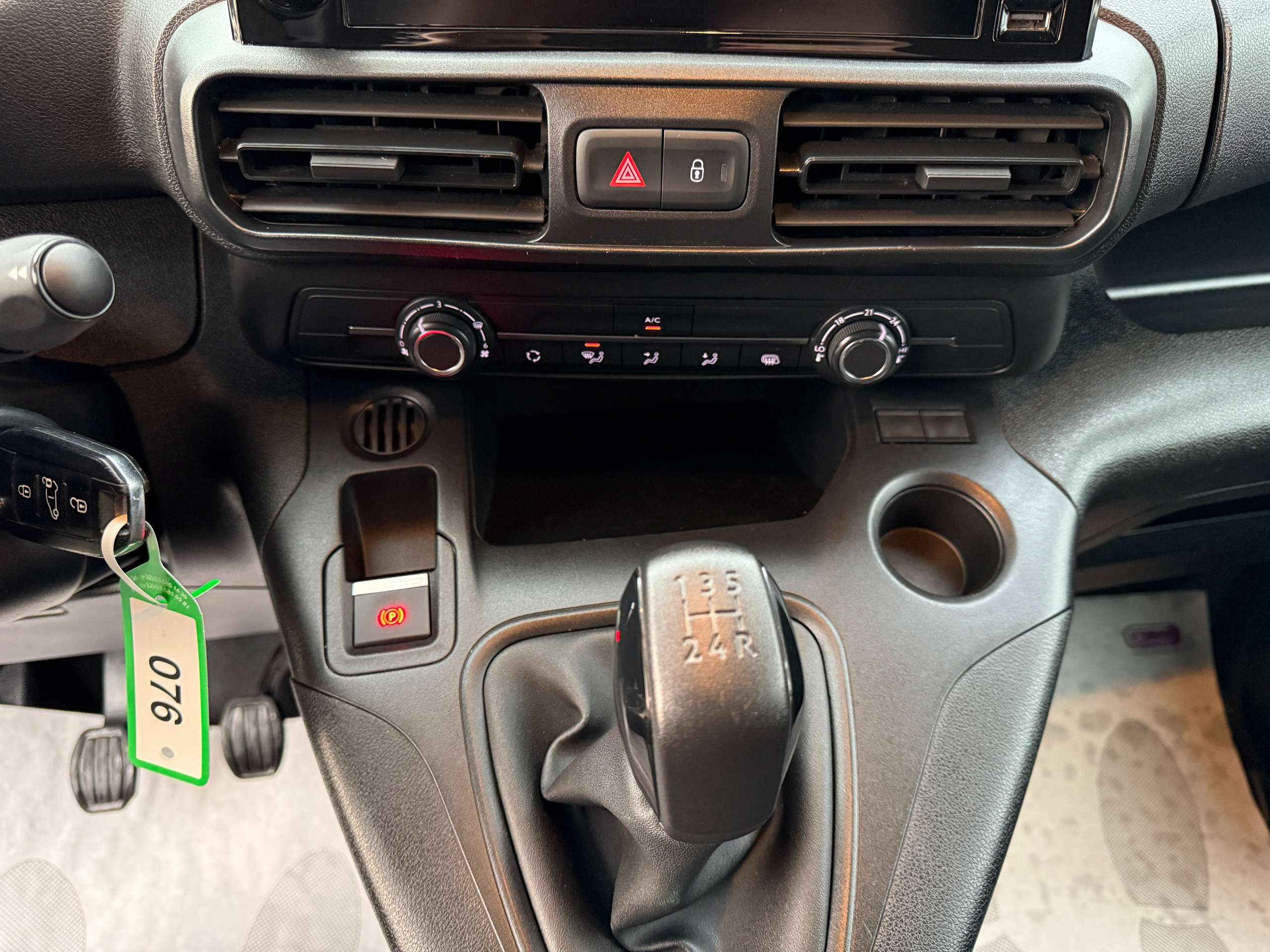 a0287998-4194-4255-846d-47d39d5f116b17-peugeot-partner-1-5-bluehdi-3-zit-navigatie-bluetooth-pdc-airco.jpg
