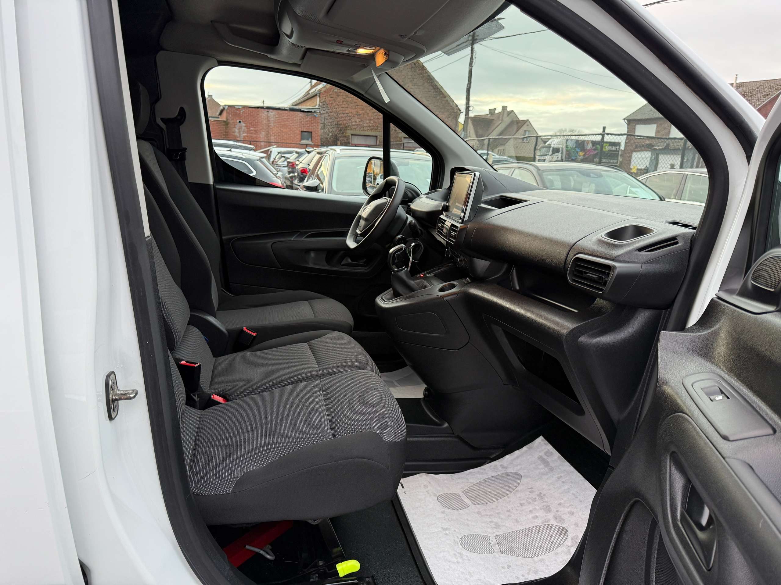 a0287998-4194-4255-846d-47d39d5f116b22-peugeot-partner-1-5-bluehdi-3-zit-navigatie-bluetooth-pdc-airco.jpg