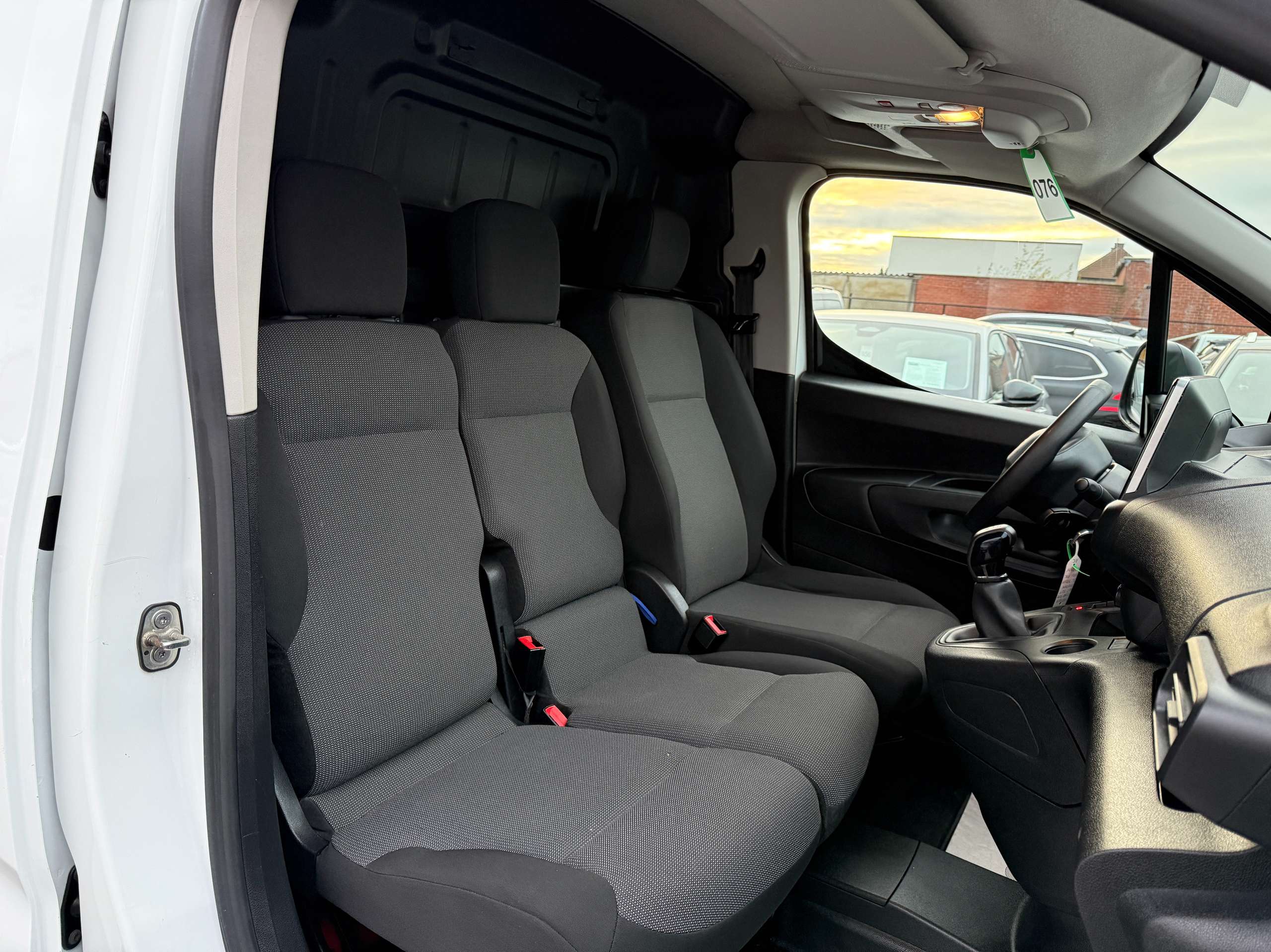 a0287998-4194-4255-846d-47d39d5f116b24-peugeot-partner-1-5-bluehdi-3-zit-navigatie-bluetooth-pdc-airco.jpg