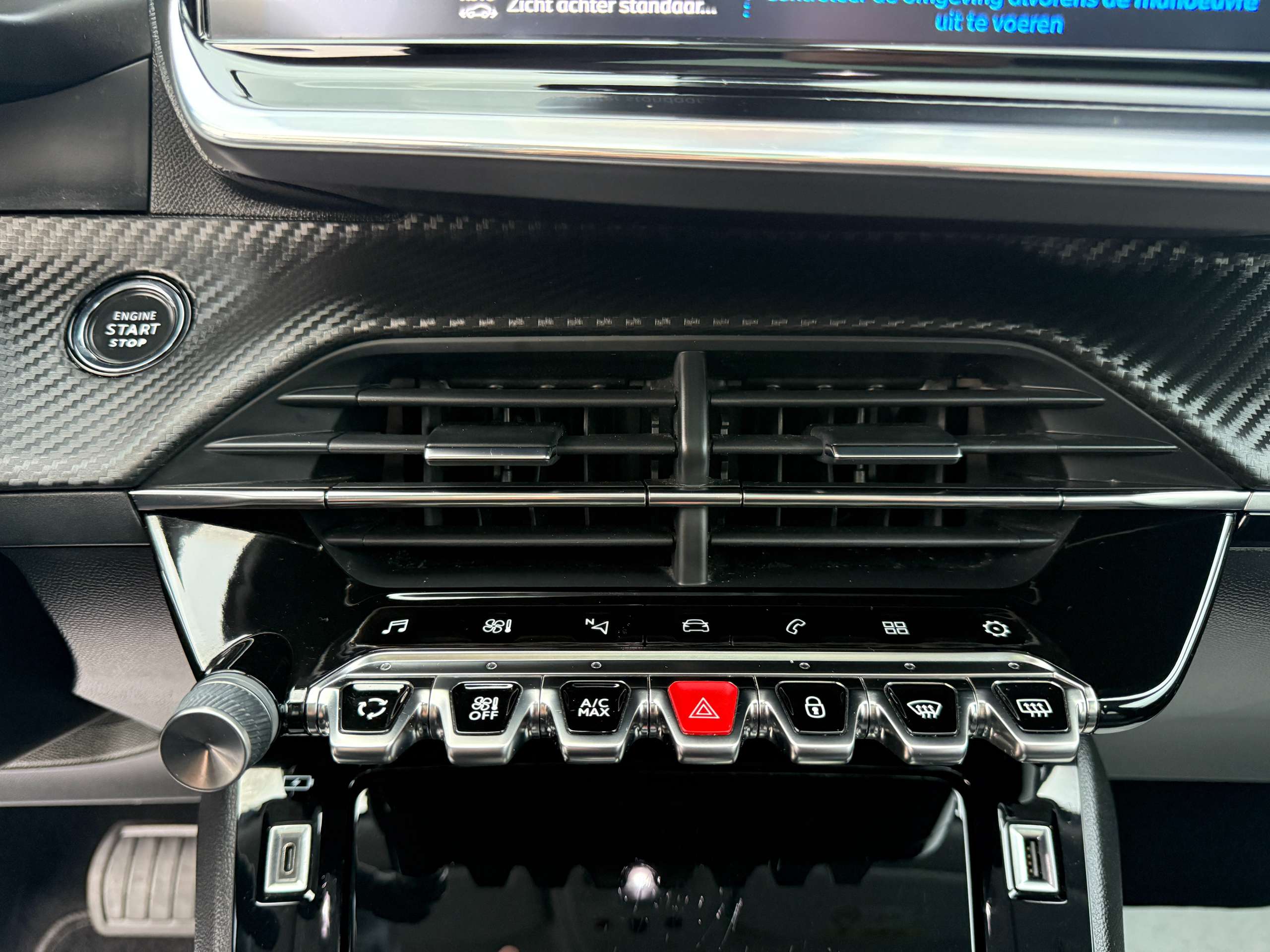 a5d6e34d-58af-4b41-bd9b-144c467bf98e20-peugeot-2008-1-2i-automaat-navi-leder-camera-pano-dak-carplay.jpg