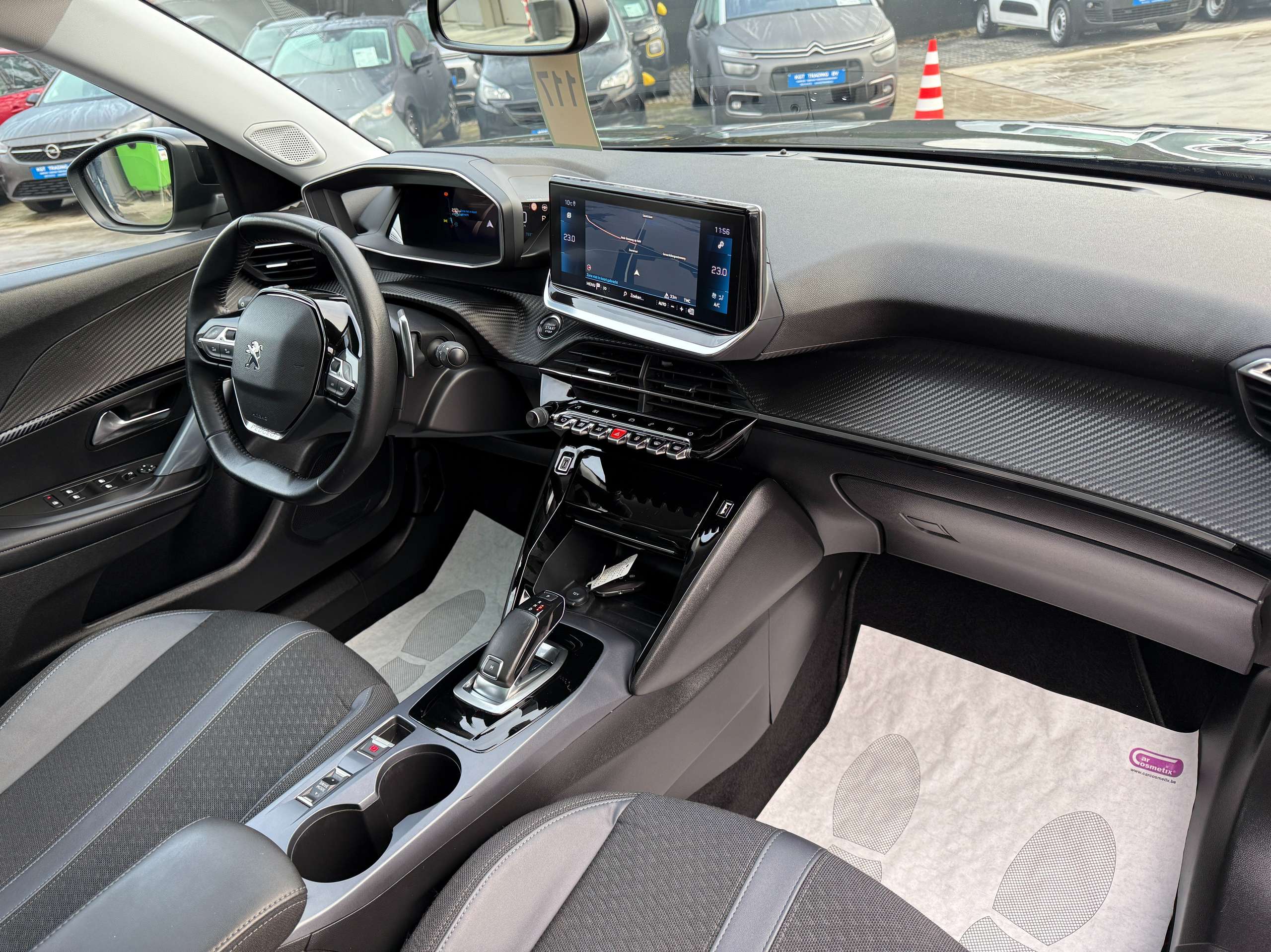 a5d6e34d-58af-4b41-bd9b-144c467bf98e28-peugeot-2008-1-2i-automaat-navi-leder-camera-pano-dak-carplay.jpg