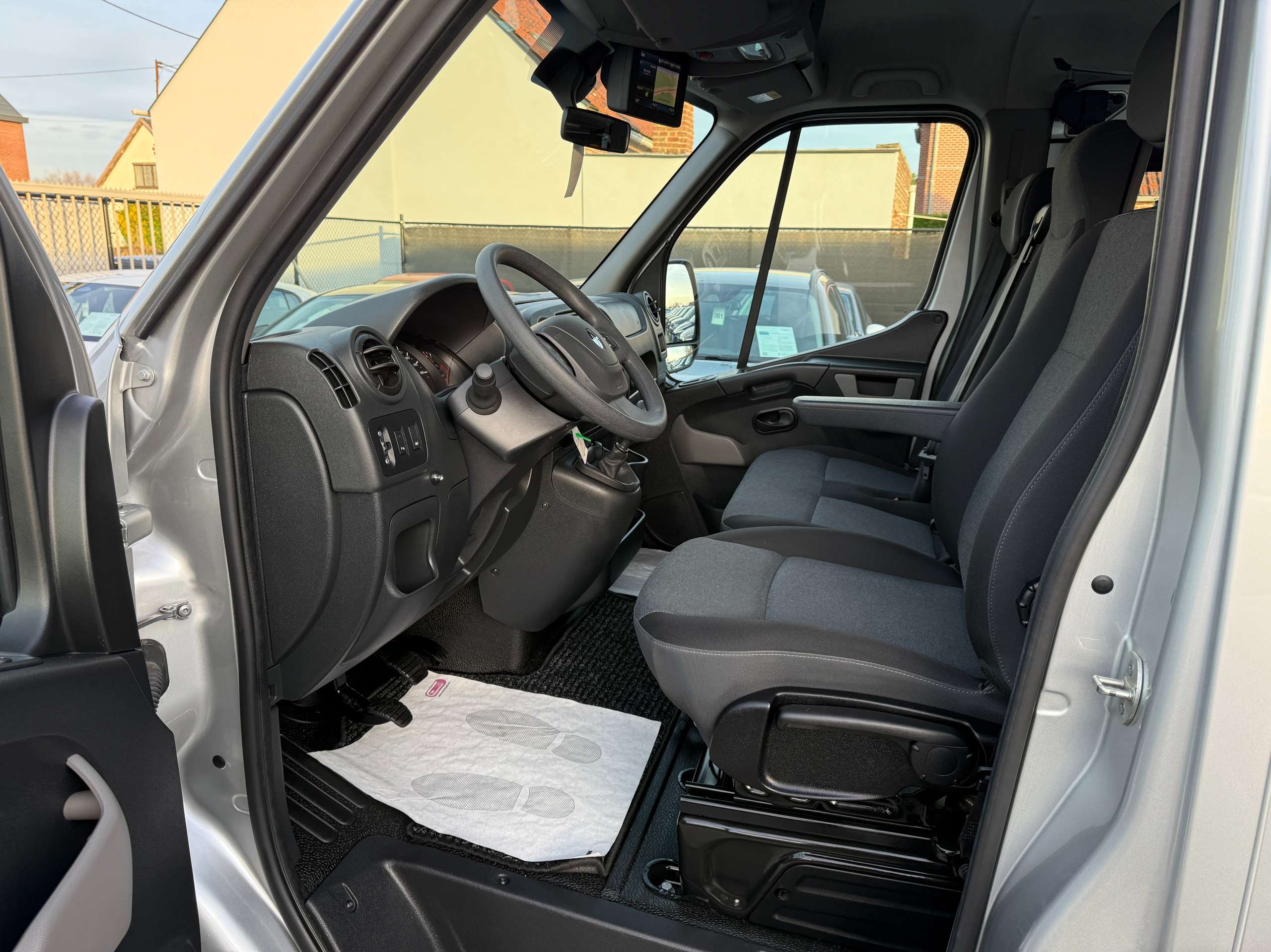 b2e2215f-4520-4e5d-bd37-baf1146cc1d611-renault-master-2-3-dci-145pk-rolstoellift-mindervalide-8-zit-navi.jpg
