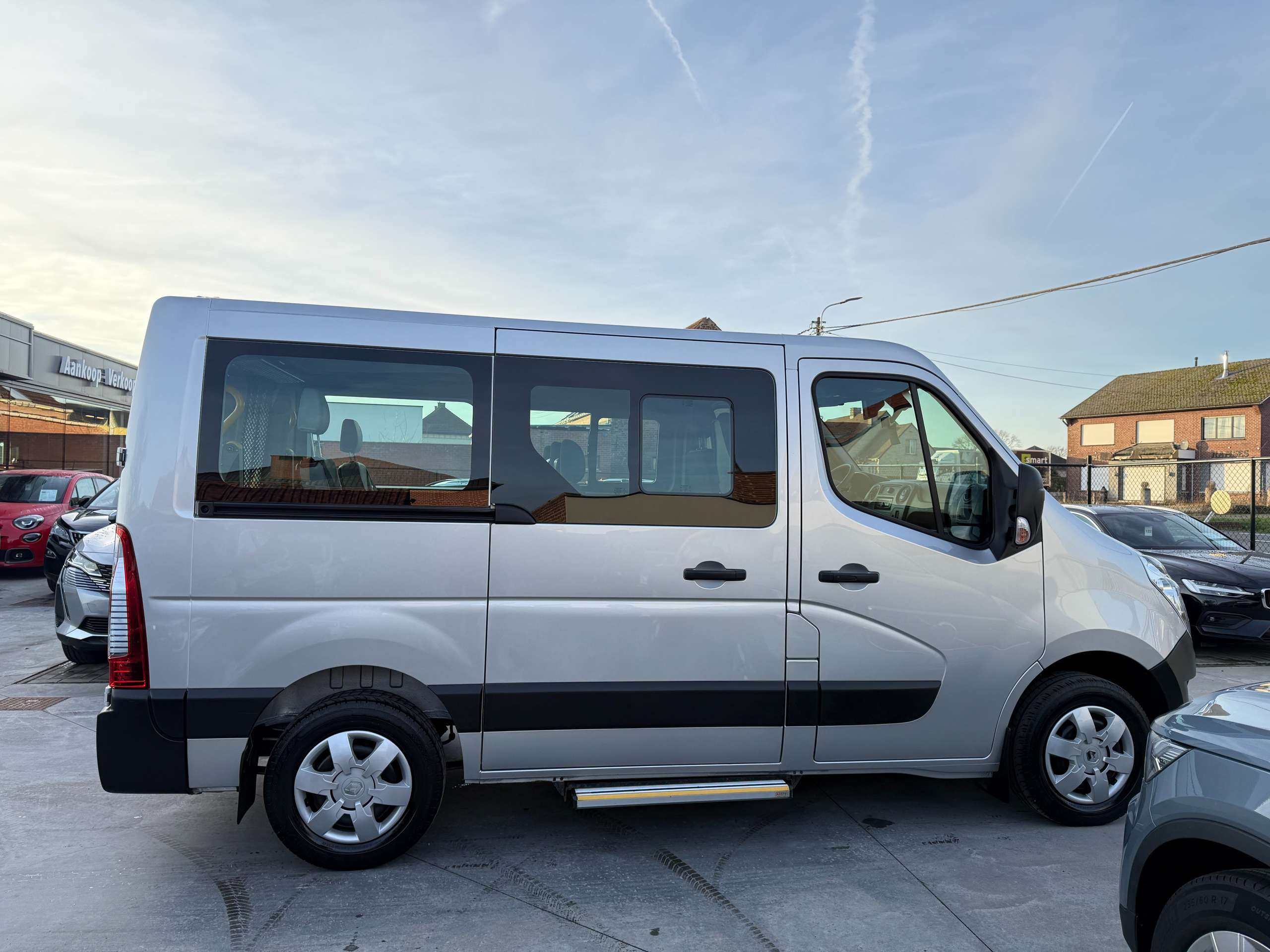 b2e2215f-4520-4e5d-bd37-baf1146cc1d64-renault-master-2-3-dci-145pk-rolstoellift-mindervalide-8-zit-navi.jpg