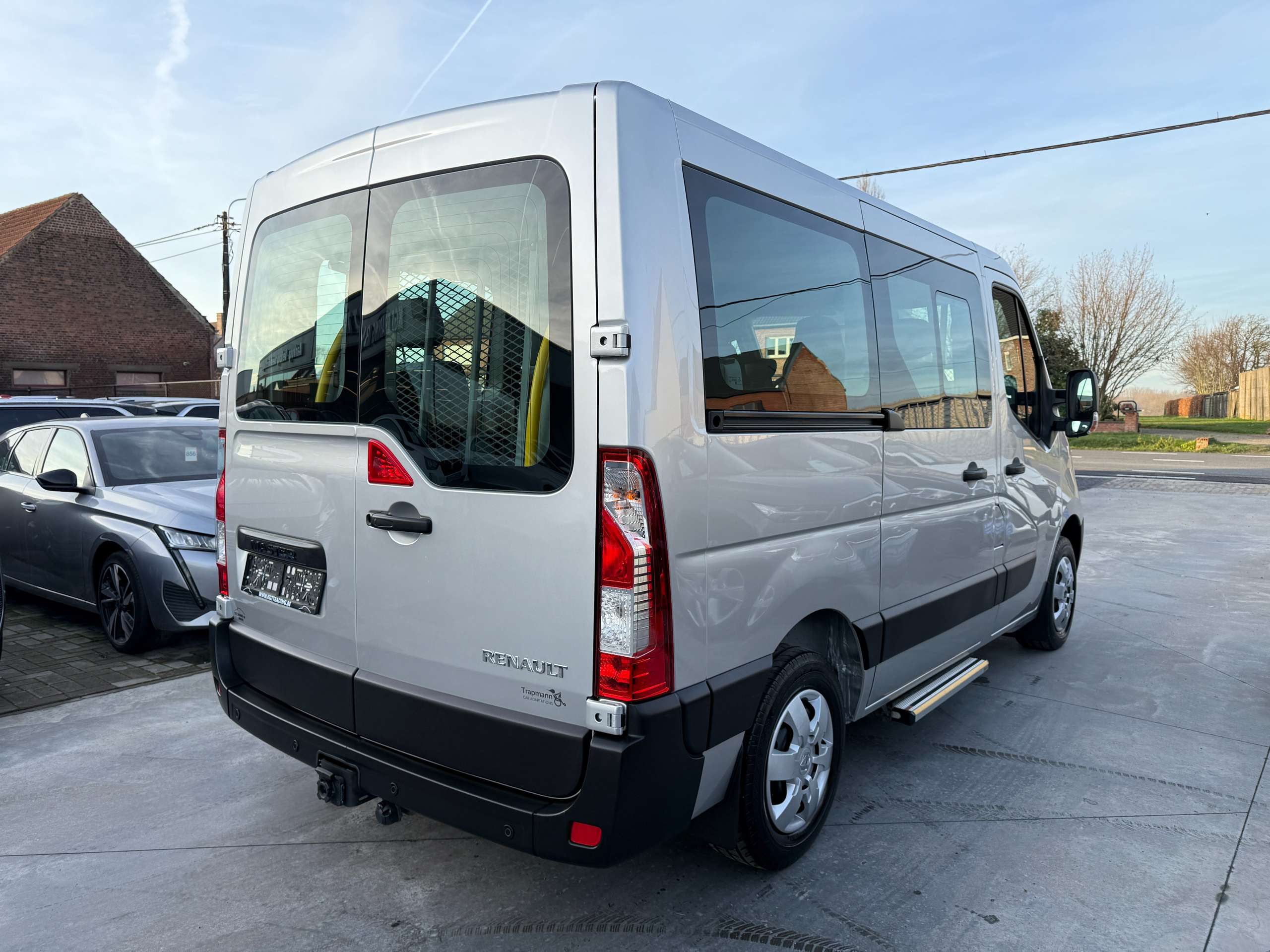 b2e2215f-4520-4e5d-bd37-baf1146cc1d65-renault-master-2-3-dci-145pk-rolstoellift-mindervalide-8-zit-navi.jpg