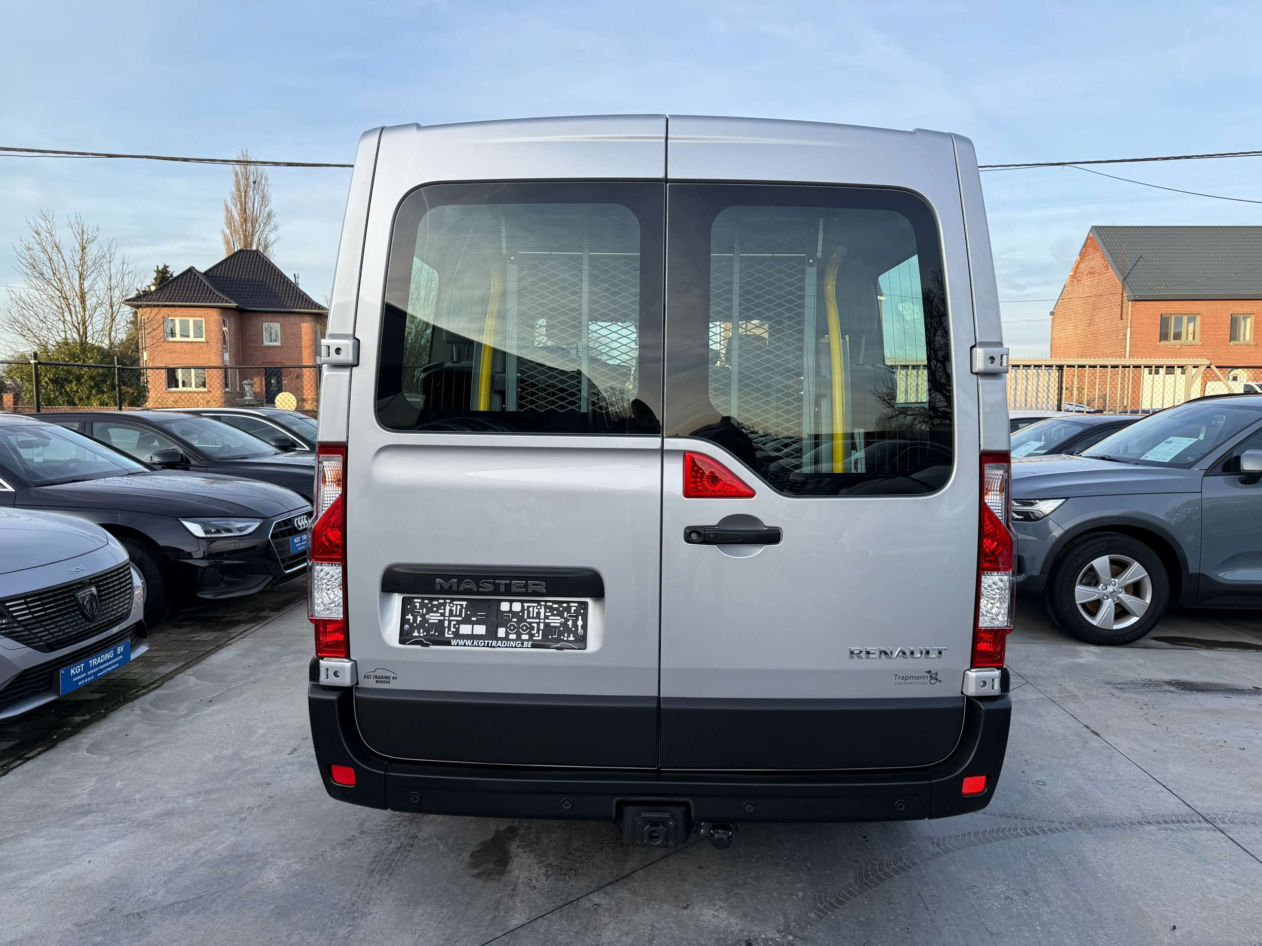 b2e2215f-4520-4e5d-bd37-baf1146cc1d66-renault-master-2-3-dci-145pk-rolstoellift-mindervalide-8-zit-navi.jpg