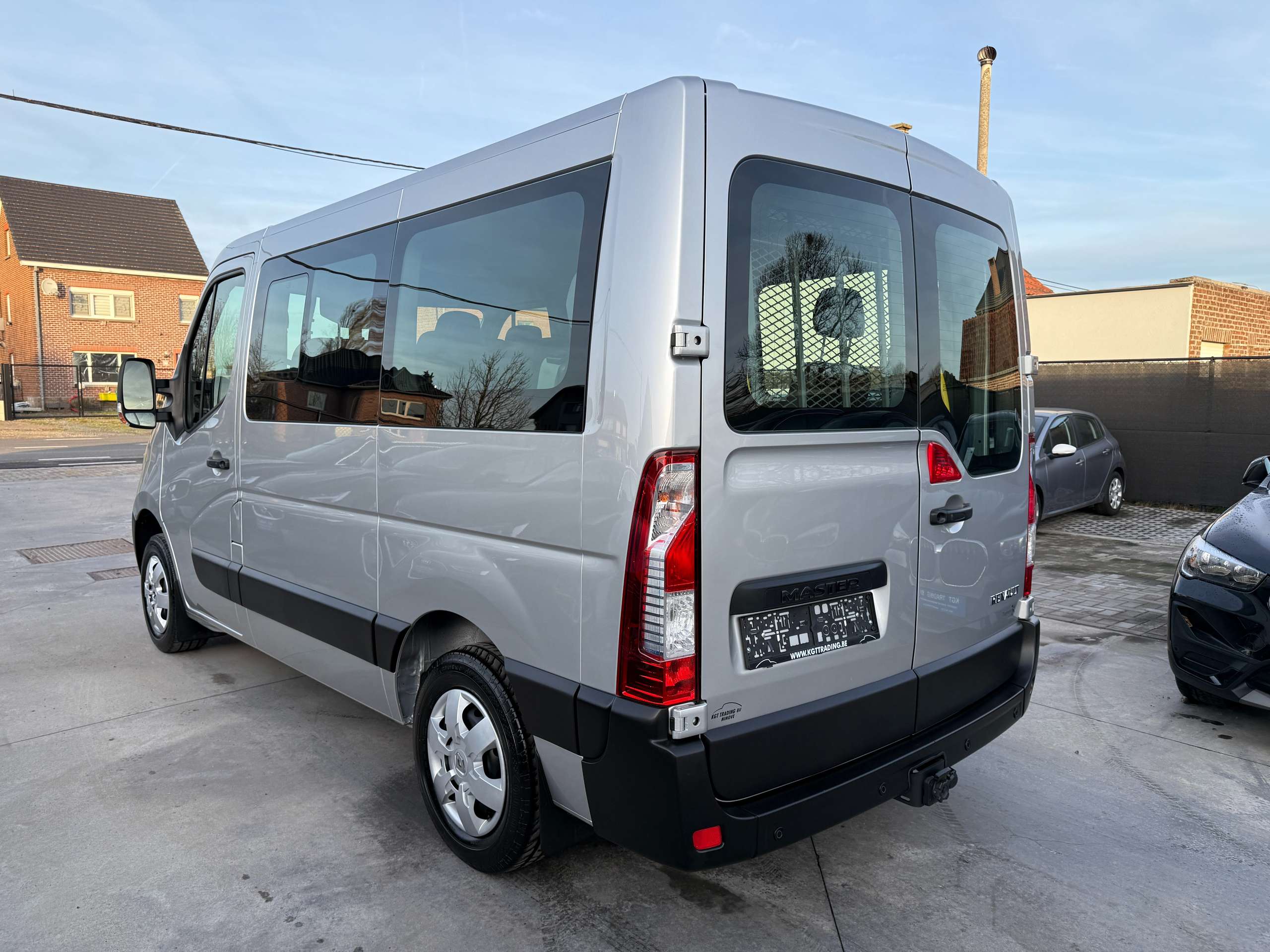 b2e2215f-4520-4e5d-bd37-baf1146cc1d67-renault-master-2-3-dci-145pk-rolstoellift-mindervalide-8-zit-navi.jpg