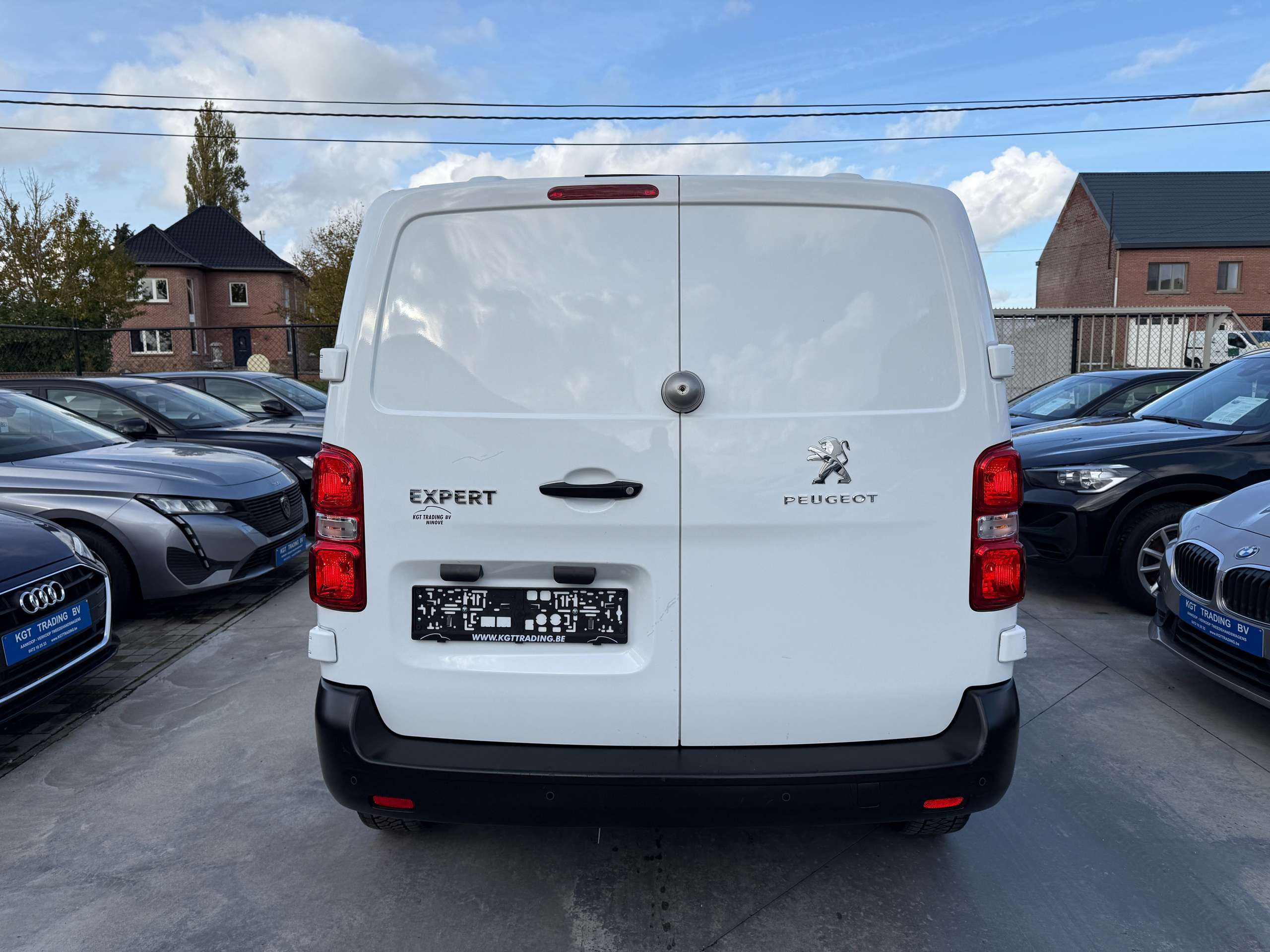 d870a8a9-a79c-4e55-93a2-505f5298fc936-peugeot-expert-2-0-hdi-122pk-3-zit-navigatie-leder-carplay-pdc.jpg