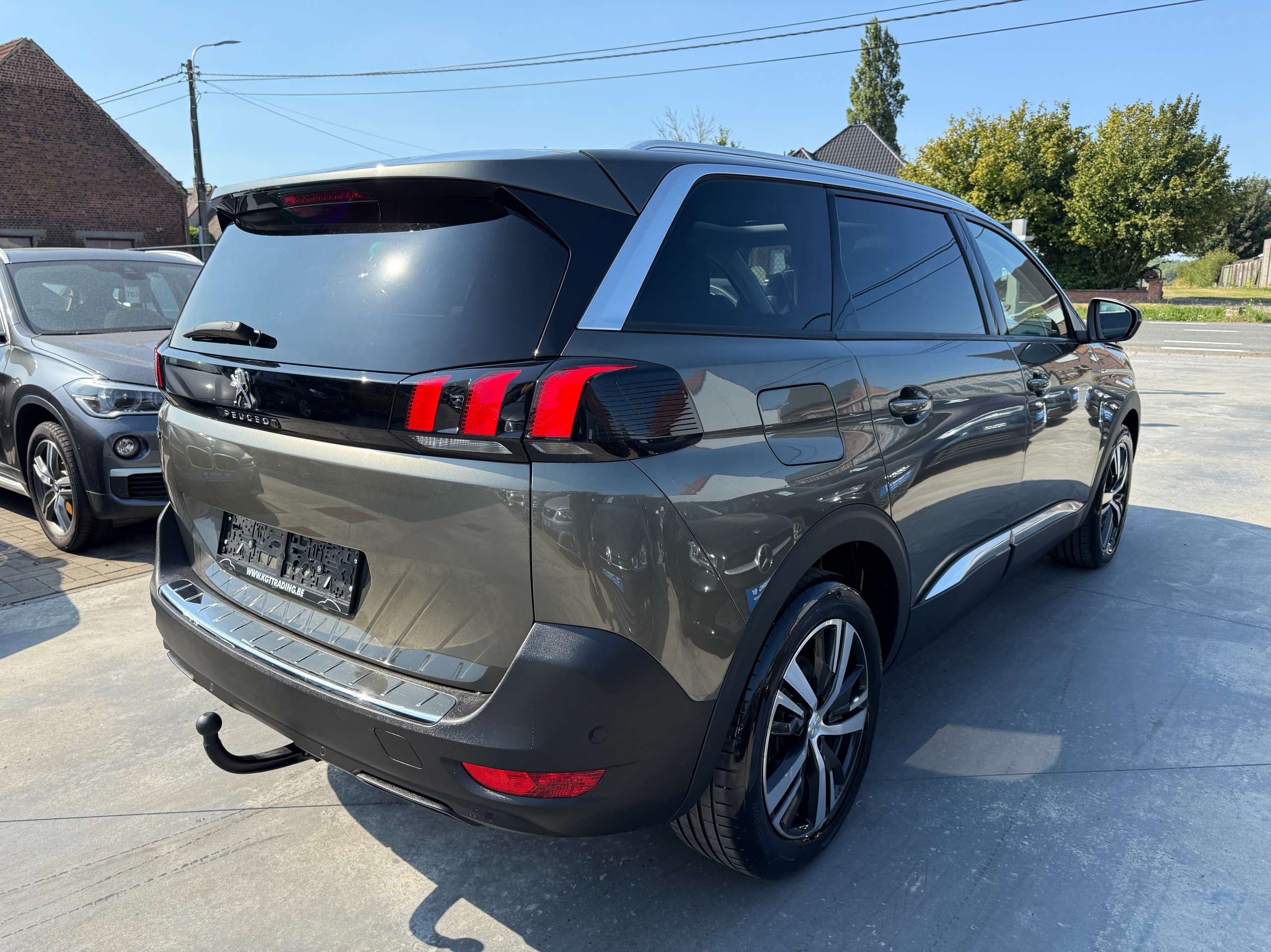 e9b82b18-3f28-4943-9d00-4353b583f2e45-peugeot-5008-1-5-bluehdi-7-zit-automaat-navi-leder-opendak-pdc.jpg
