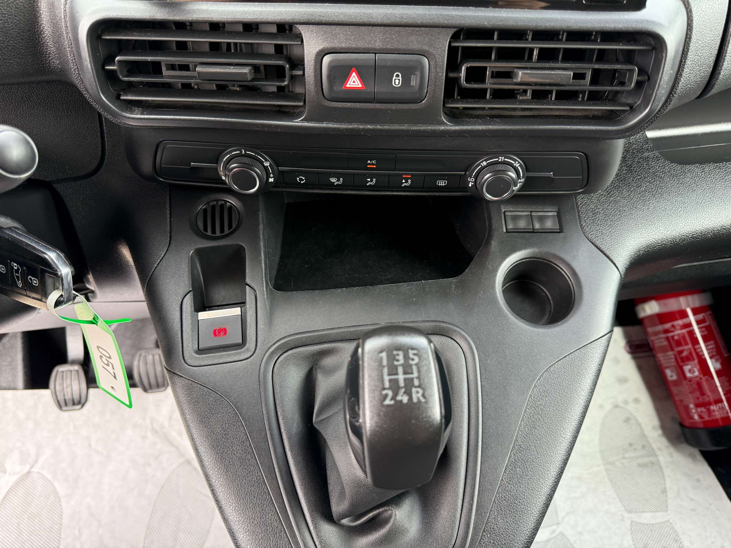 eb747a25-3c0f-44ea-b74e-89acad0e675120-peugeot-partner-1-5-bluehdi-3-zit-carplay-dak-rek-bluetooth-pdc.jpg