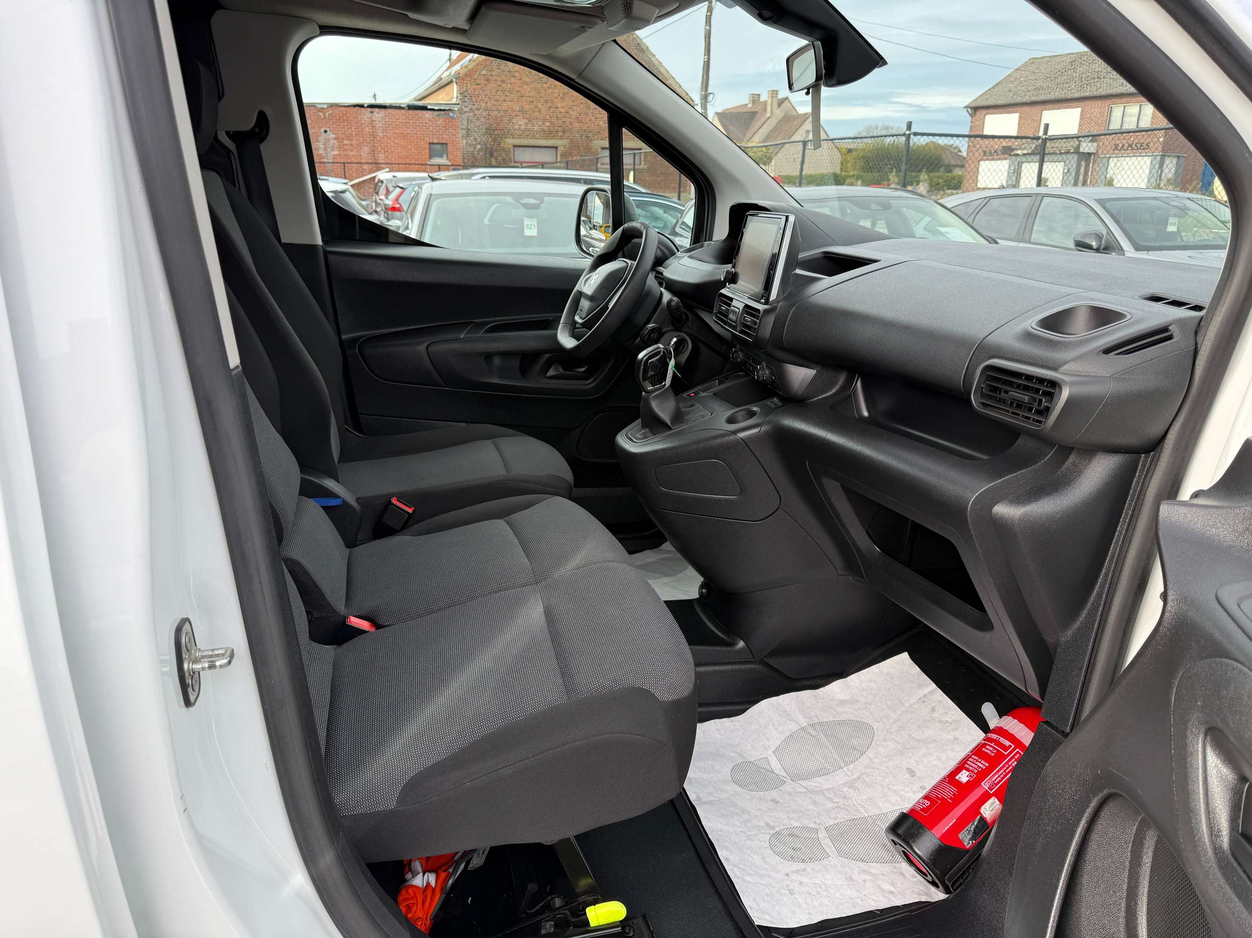 eb747a25-3c0f-44ea-b74e-89acad0e675123-peugeot-partner-1-5-bluehdi-3-zit-carplay-dak-rek-bluetooth-pdc.jpg