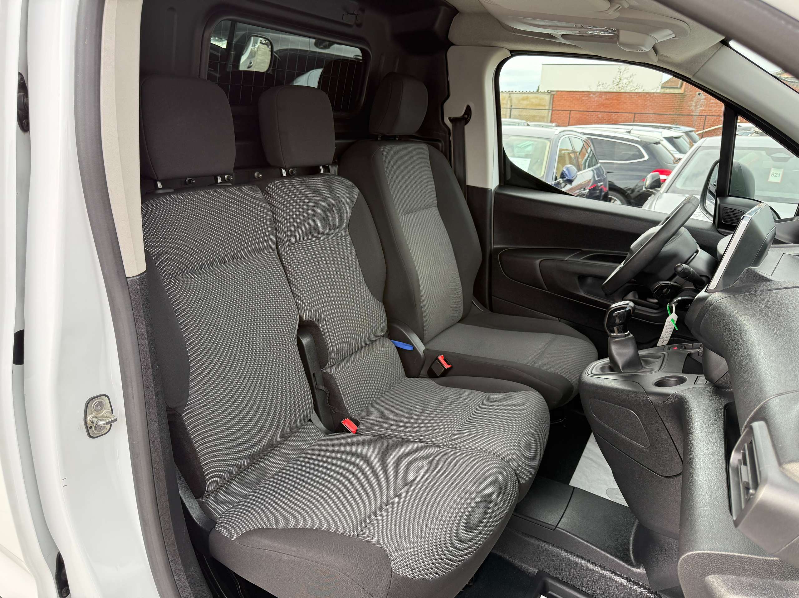 eb747a25-3c0f-44ea-b74e-89acad0e675125-peugeot-partner-1-5-bluehdi-3-zit-carplay-dak-rek-bluetooth-pdc.jpg