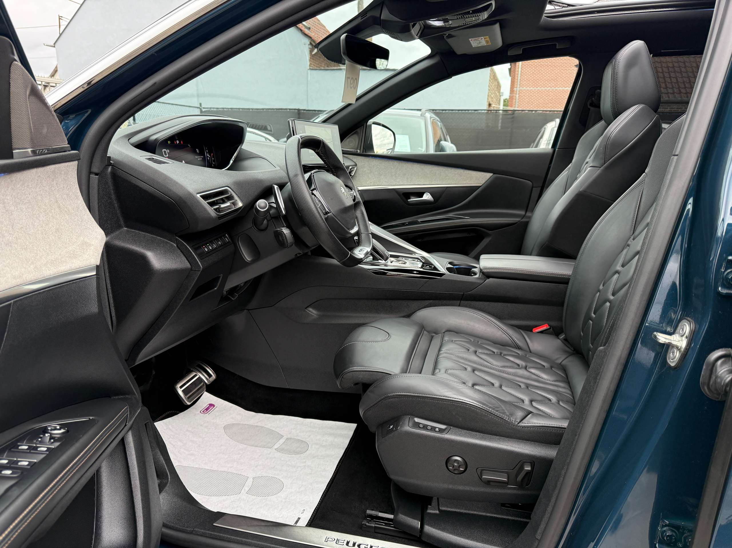 06a7dffe-3b48-4d72-a577-8db621ea0e9612-peugeot-5008-1-2i-gt-automaat-7-zit-opendak-focal-zwart-leder.jpg