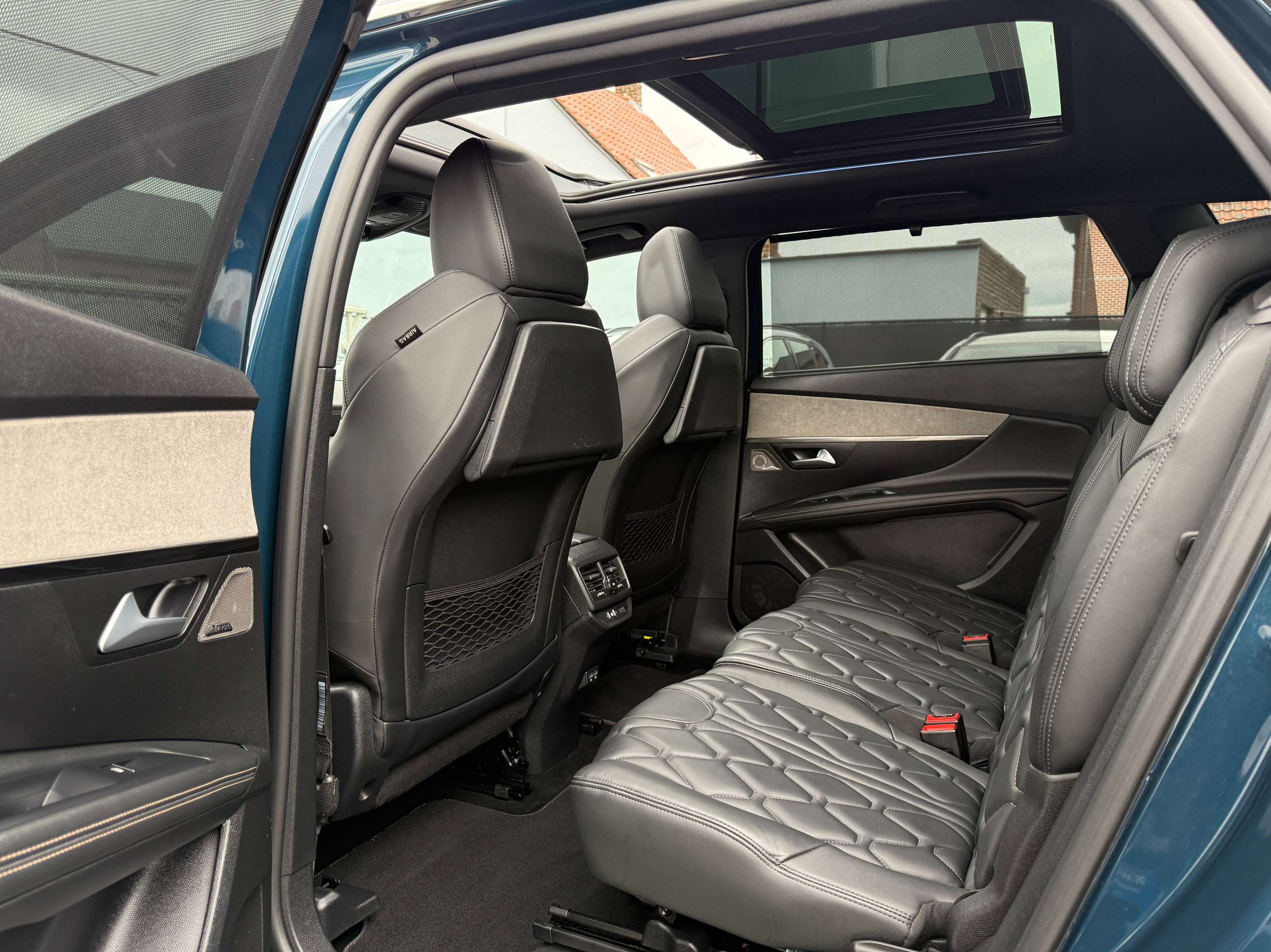 06a7dffe-3b48-4d72-a577-8db621ea0e9616-peugeot-5008-1-2i-gt-automaat-7-zit-opendak-focal-zwart-leder.jpg