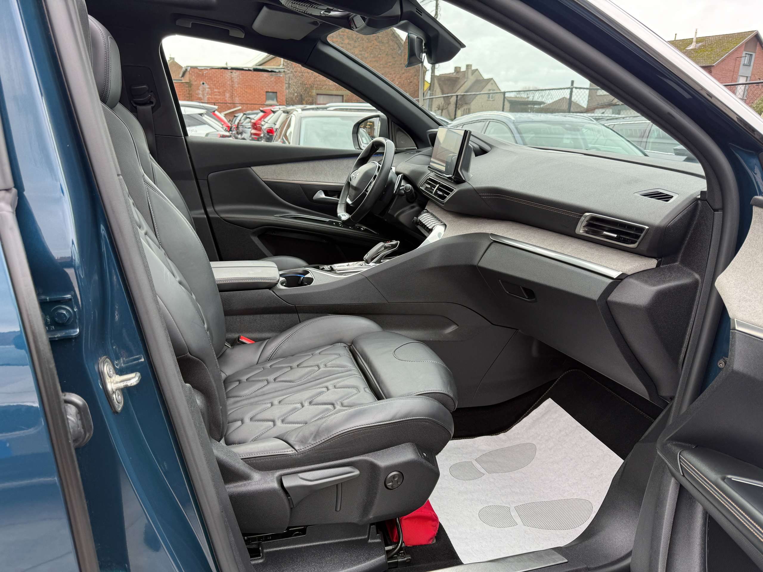 06a7dffe-3b48-4d72-a577-8db621ea0e9636-peugeot-5008-1-2i-gt-automaat-7-zit-opendak-focal-zwart-leder.jpg