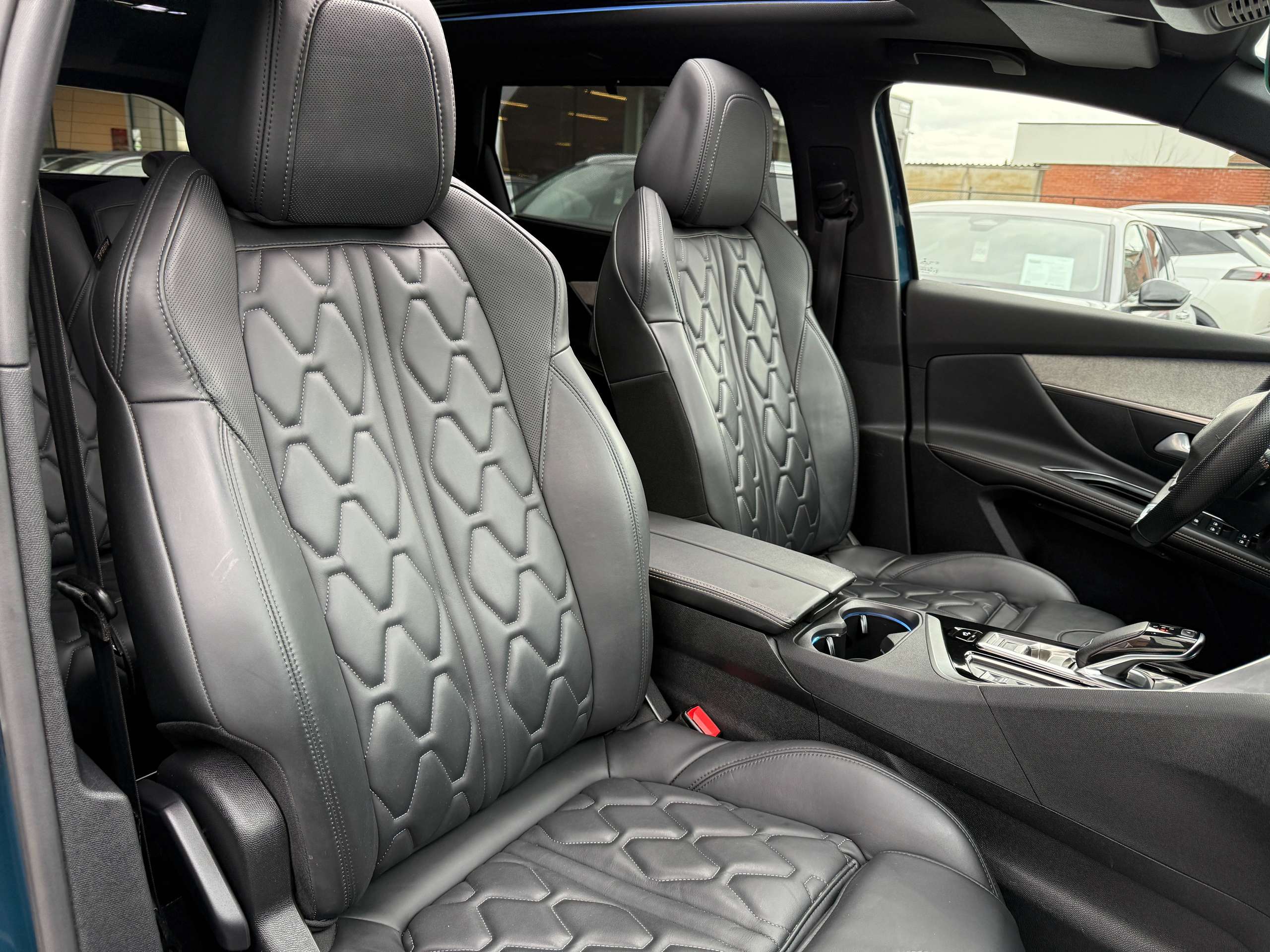 06a7dffe-3b48-4d72-a577-8db621ea0e9638-peugeot-5008-1-2i-gt-automaat-7-zit-opendak-focal-zwart-leder.jpg
