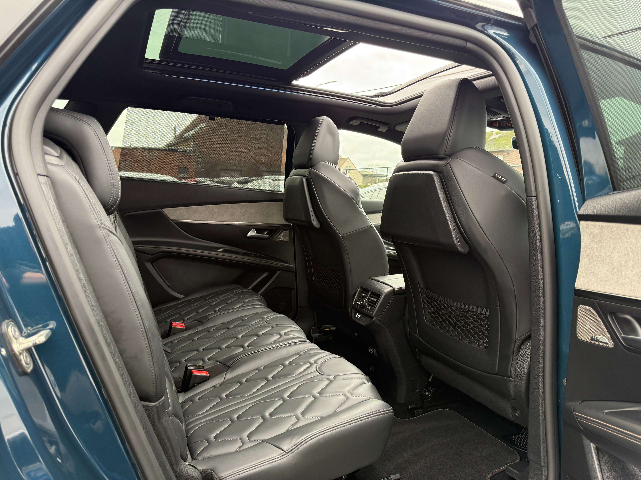06a7dffe-3b48-4d72-a577-8db621ea0e9639-peugeot-5008-1-2i-gt-automaat-7-zit-opendak-focal-zwart-leder.jpg