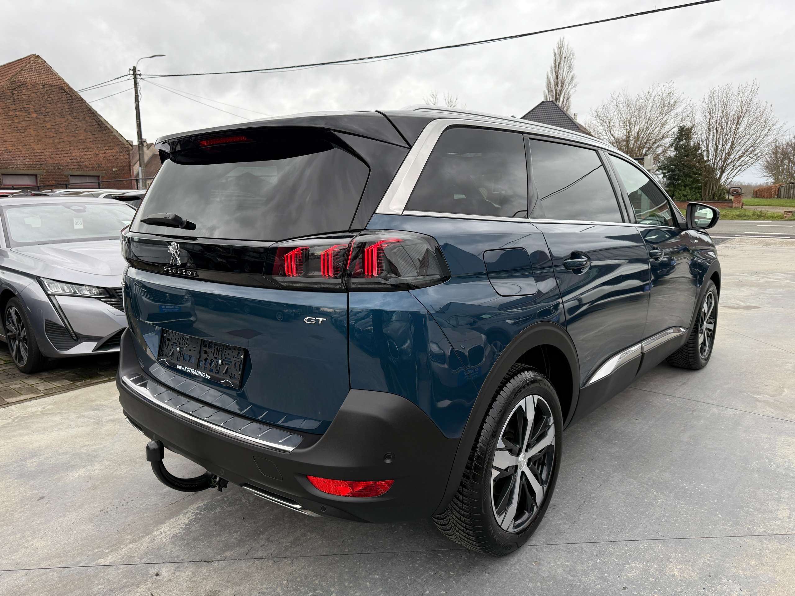 06a7dffe-3b48-4d72-a577-8db621ea0e965-peugeot-5008-1-2i-gt-automaat-7-zit-opendak-focal-zwart-leder.jpg