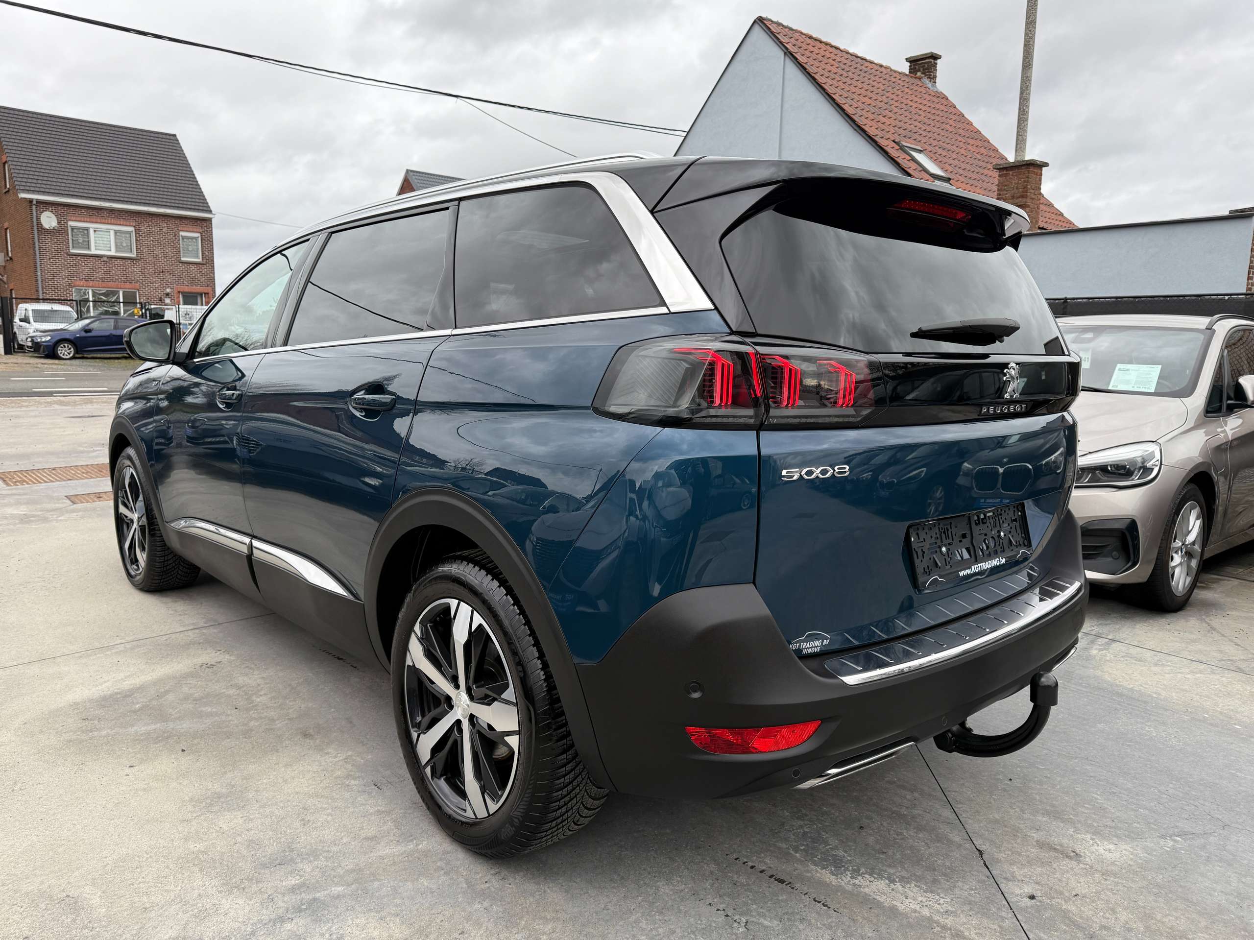06a7dffe-3b48-4d72-a577-8db621ea0e967-peugeot-5008-1-2i-gt-automaat-7-zit-opendak-focal-zwart-leder.jpg