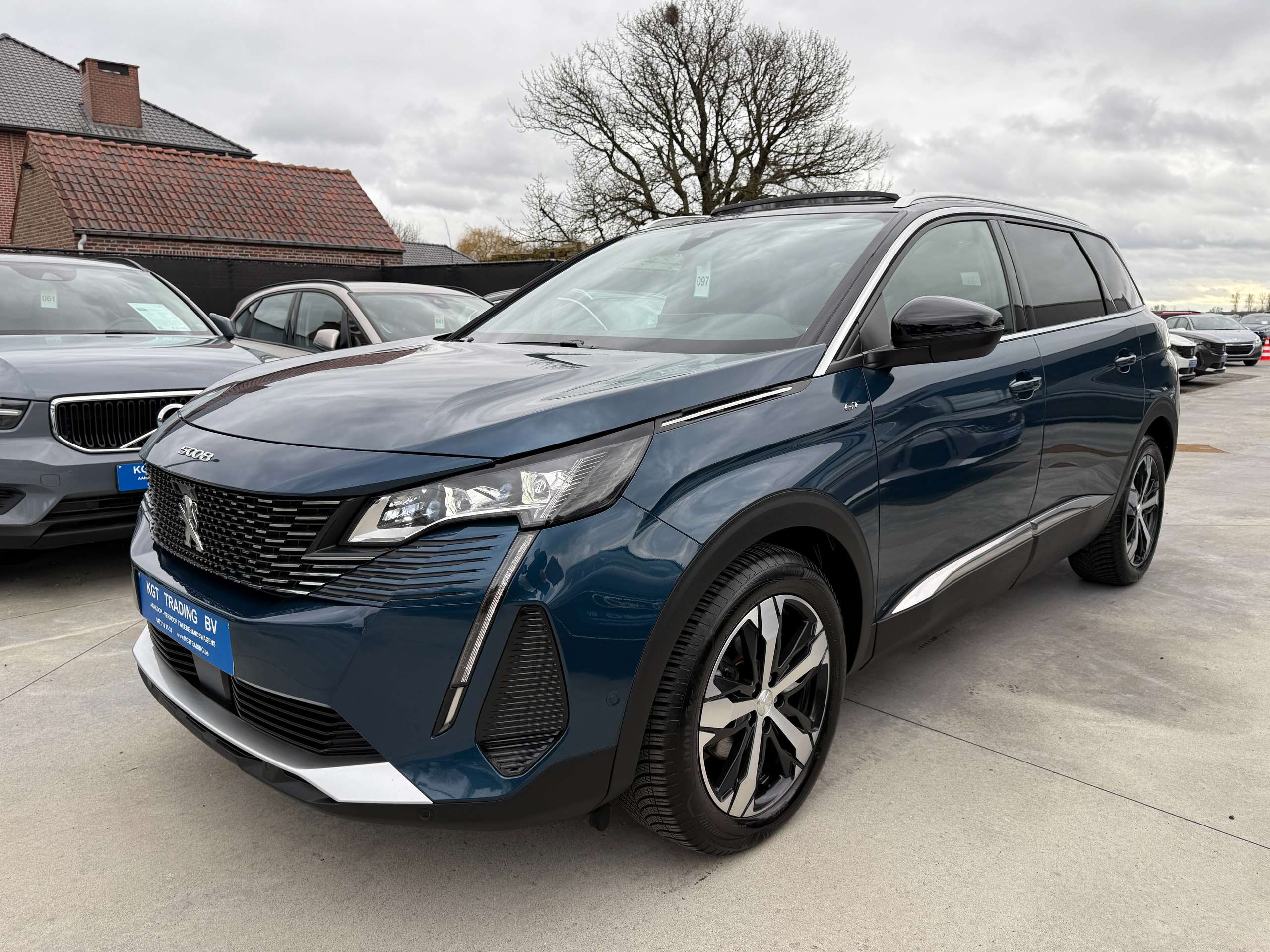 06a7dffe-3b48-4d72-a577-8db621ea0e969-peugeot-5008-1-2i-gt-automaat-7-zit-opendak-focal-zwart-leder.jpg