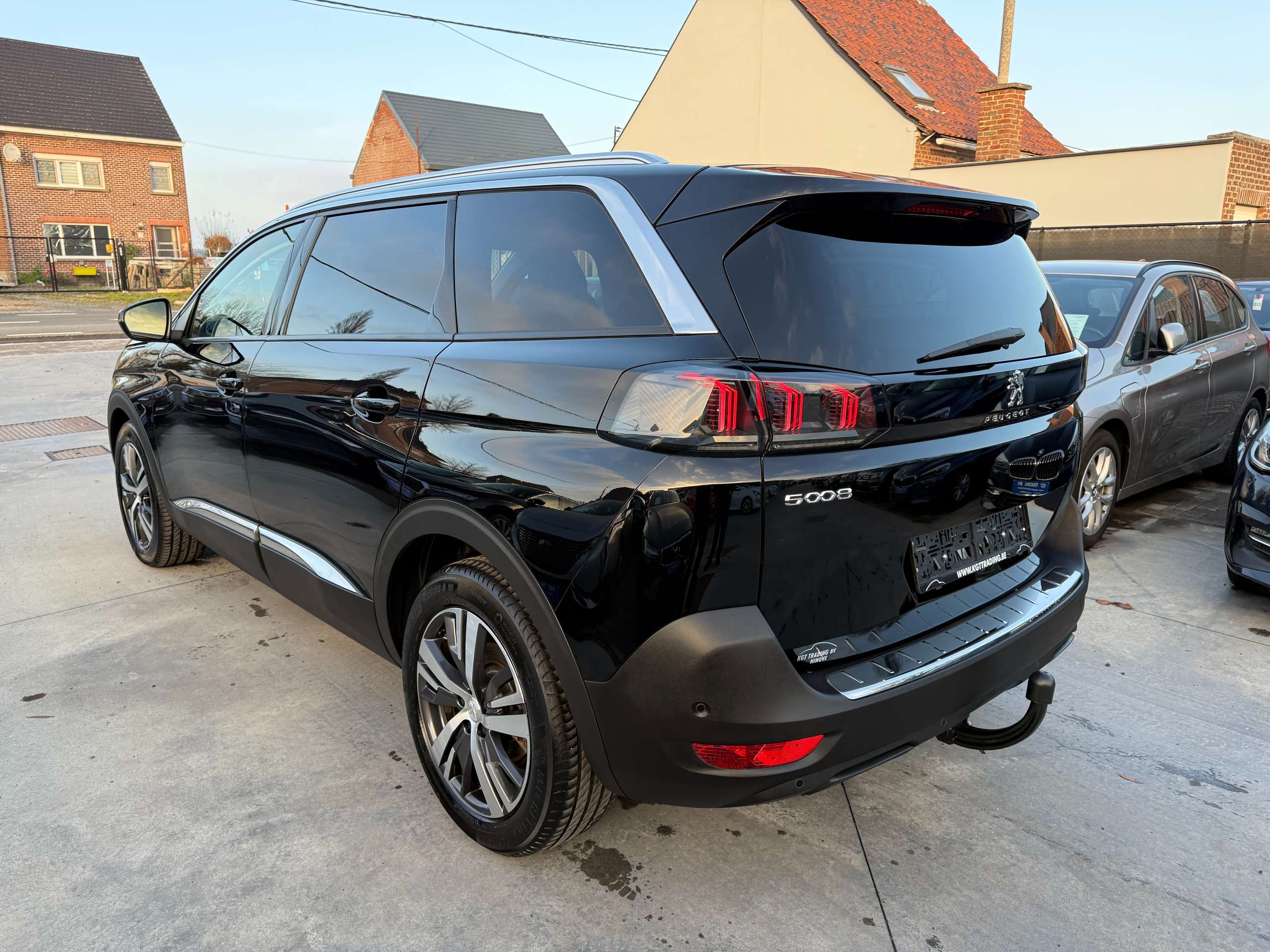 0edddad0-dad5-43f2-8380-019281f5bfd47-peugeot-5008-1-2i-130pk-automaat-7-zit-full-led-navi-zwart-leer.jpg