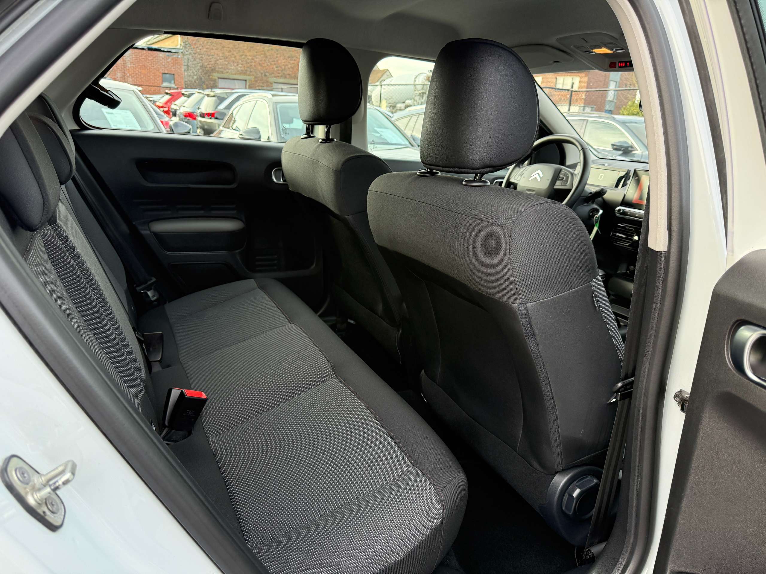 1ace34bd-b54b-42d4-90f6-ec5b18bc4ca726-citroen-c4-cactus-1-2i-110pk-navigatie-carplay-pdc-bluetooth-led-ac.jpg