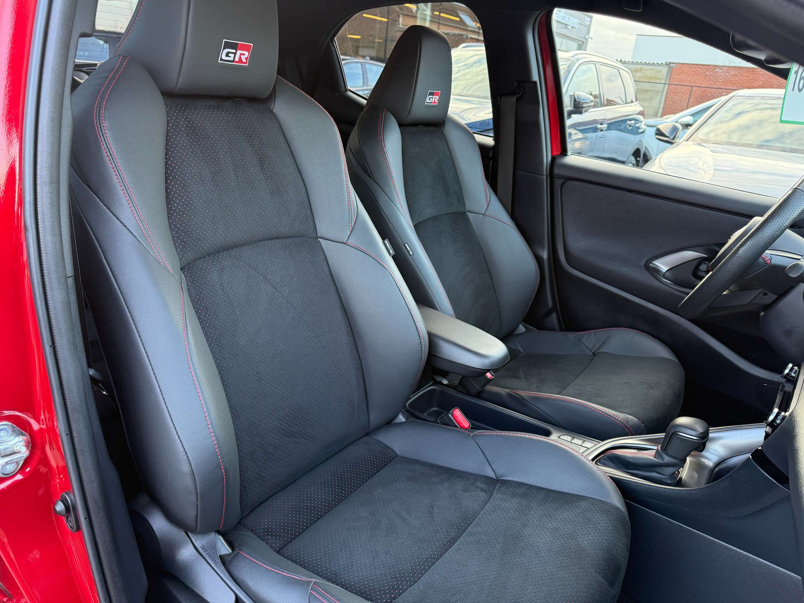 5baded98-50f3-4f92-a17b-4bee5a6ca46c33-toyota-yaris-1-5-vvt-i-gr-sport-hybride-navi-leder-camera-led.jpg