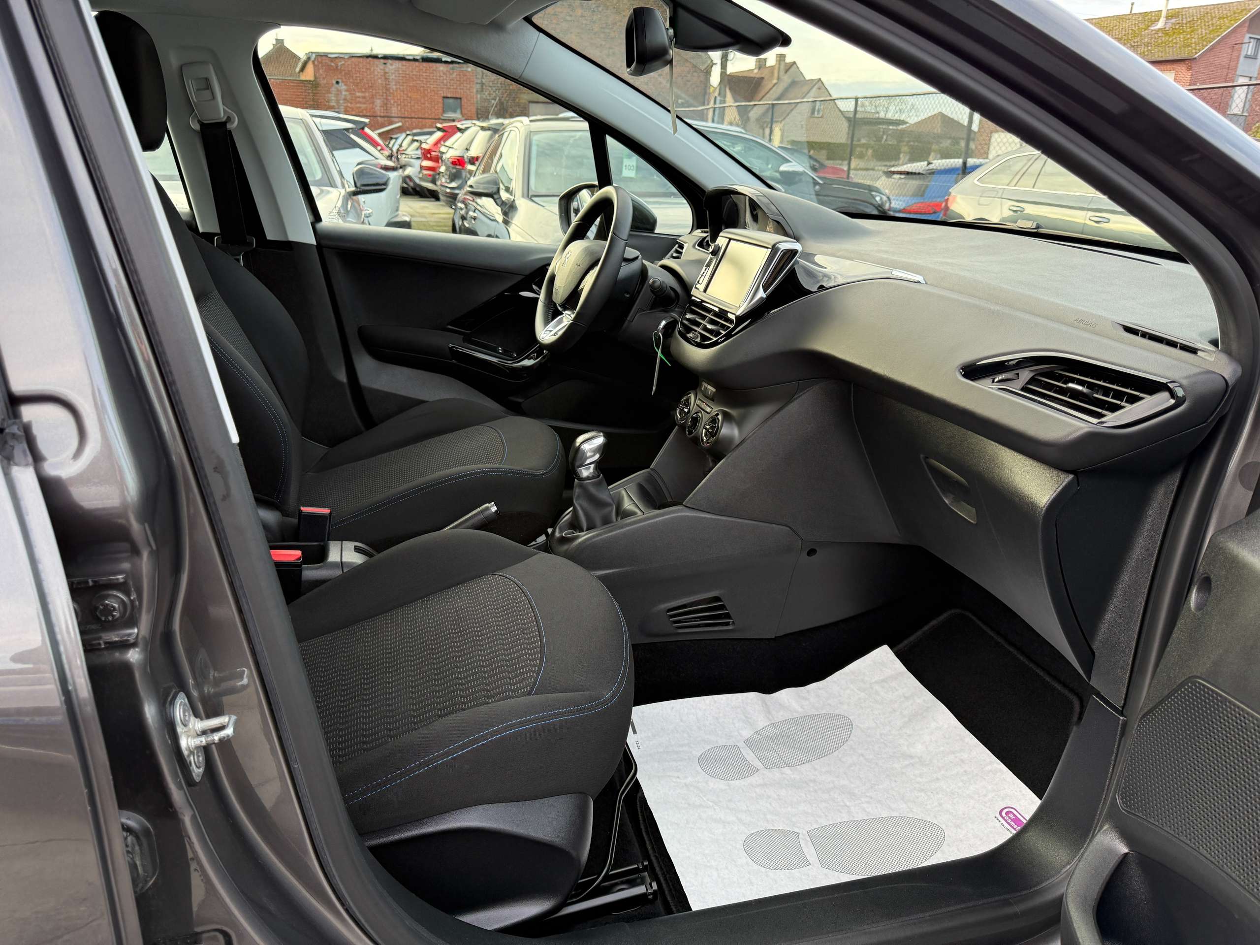 68b8b36f-b7a6-4ca6-b2c8-451b0732a04226-peugeot-208-1-2i-5-deurs-navigatie-carplay-bluetooth-pdc-alu.jpg