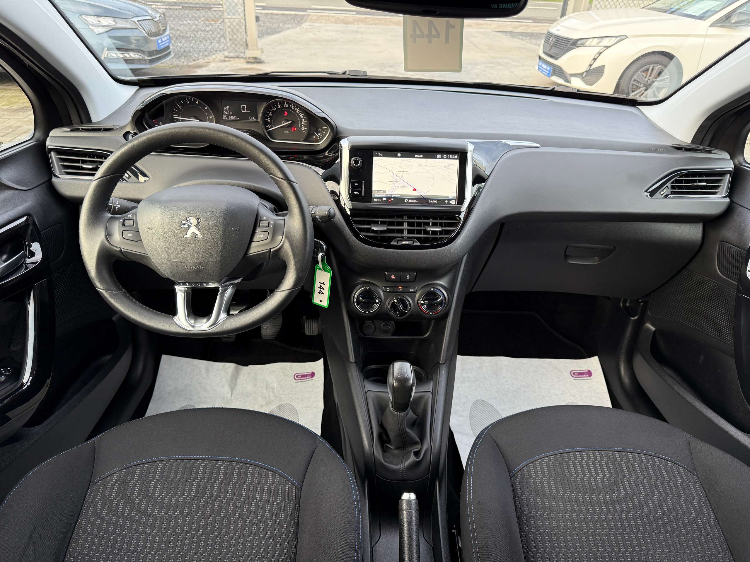 68b8b36f-b7a6-4ca6-b2c8-451b0732a04230-peugeot-208-1-2i-5-deurs-navigatie-carplay-bluetooth-pdc-alu.jpg