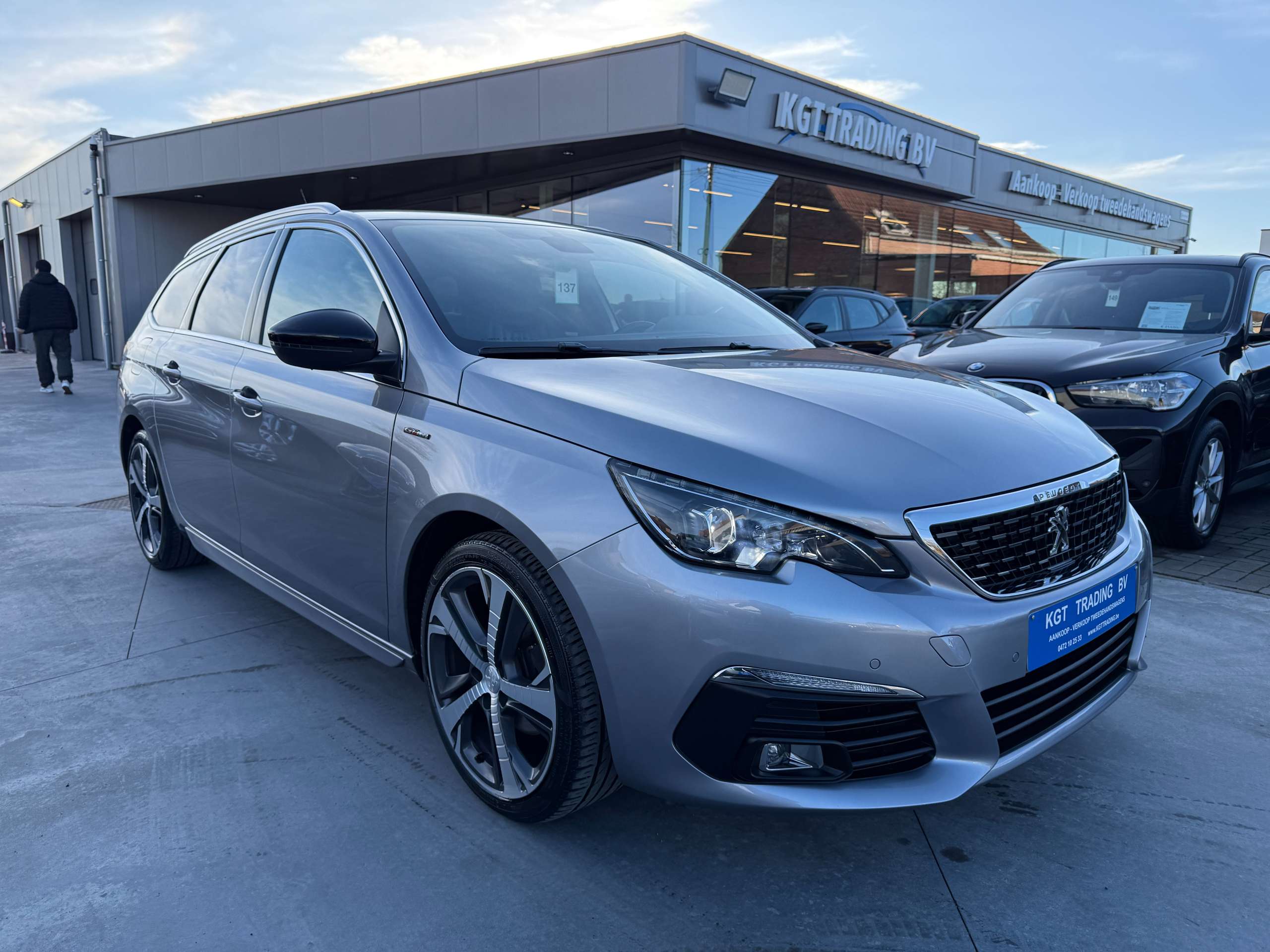 712174d4-65d1-4974-a973-db562ef47d4b3-peugeot-308-1-2i-130pk-gt-line-automaat-navi-leder-xenon-dab.jpg