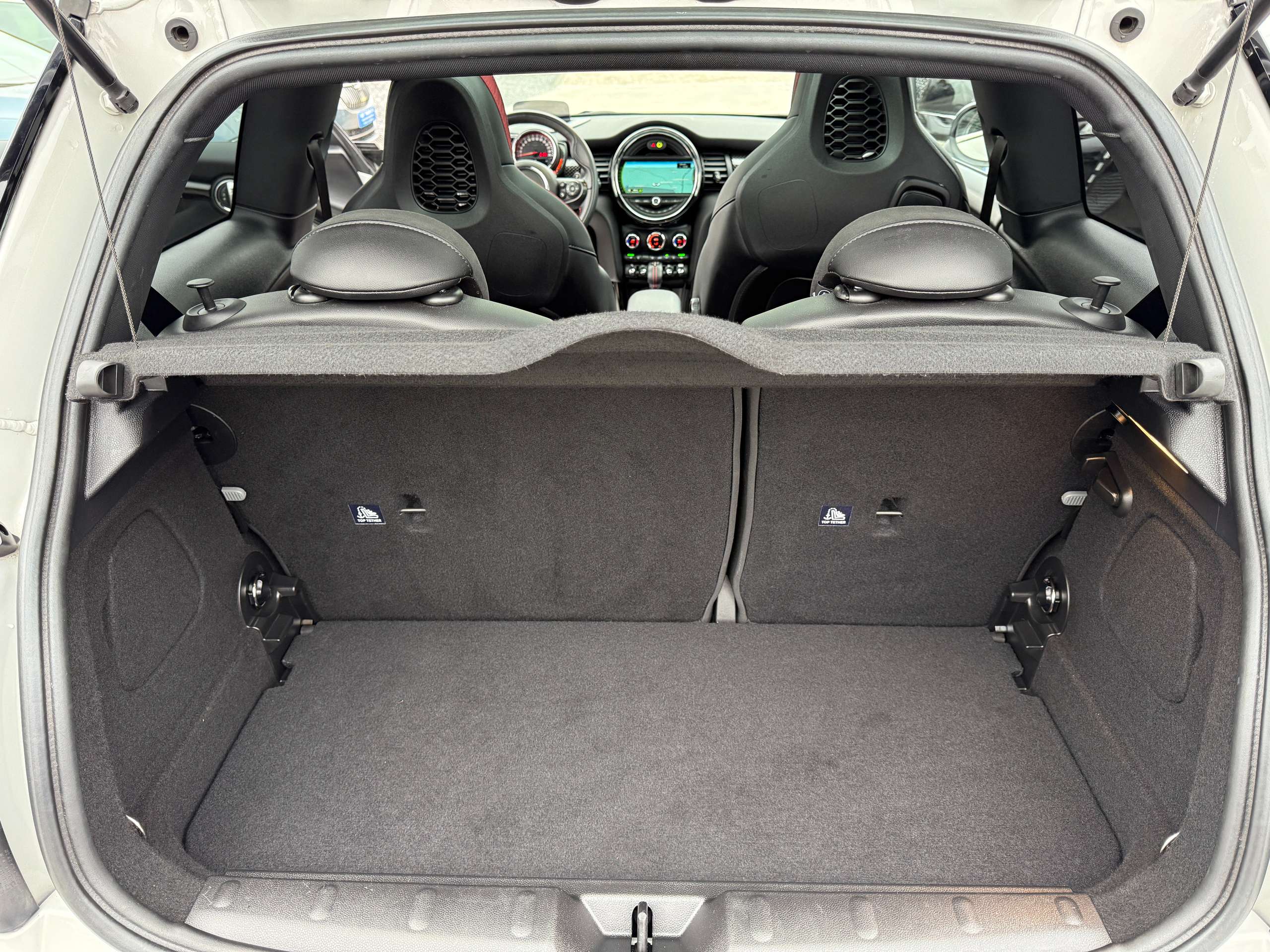 dfd09638-009e-44e0-8658-32f31ccac75c16-mini-john-cooper-works-2-0as-opendak-full-led-harman-kardon-camera-navi.jpg