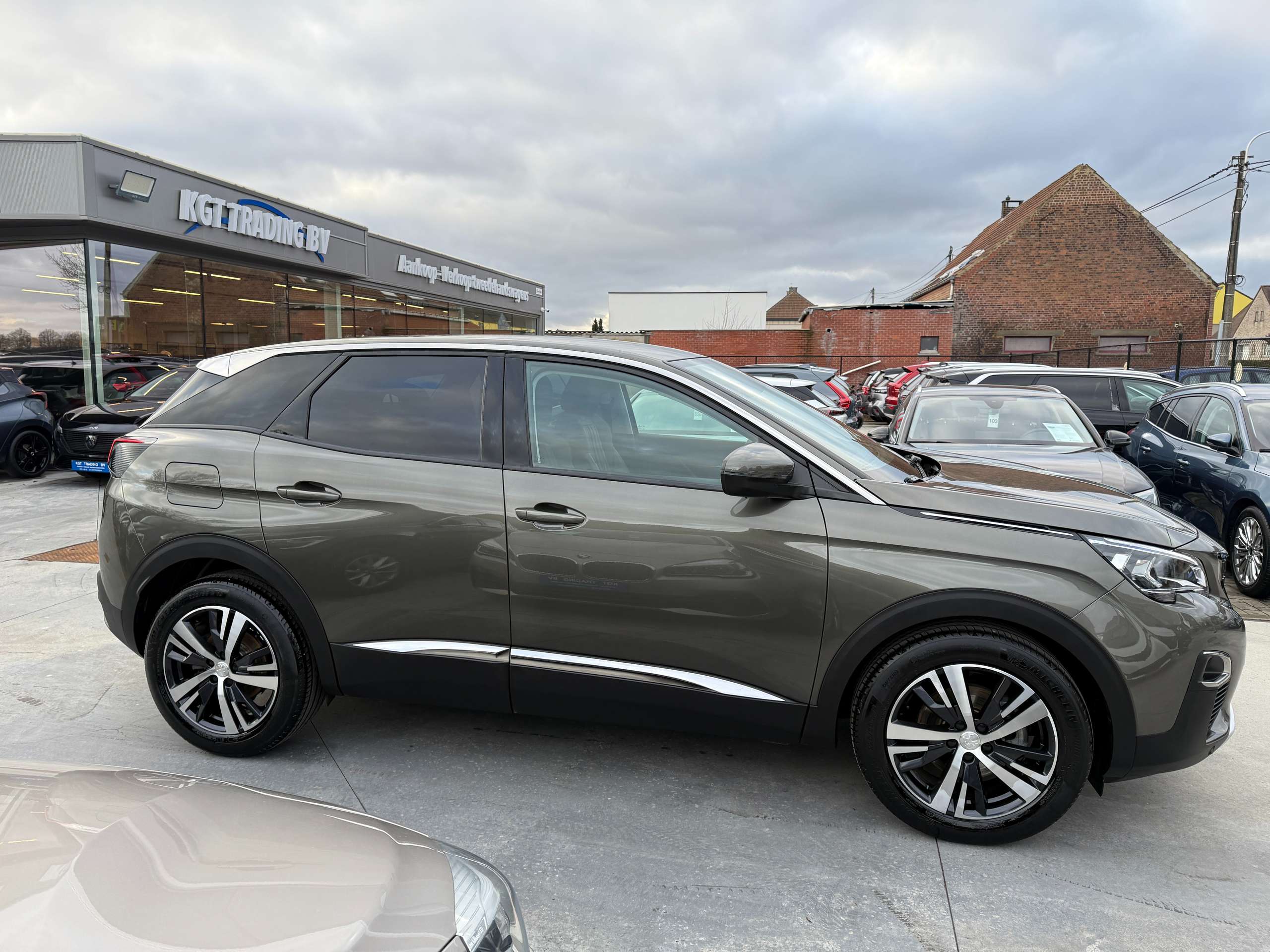 e82fbf6c-337b-4639-961f-10afec796bb64-peugeot-3008-1-2i-130pk-navigatie-zwart-leder-camera-carplay.jpg