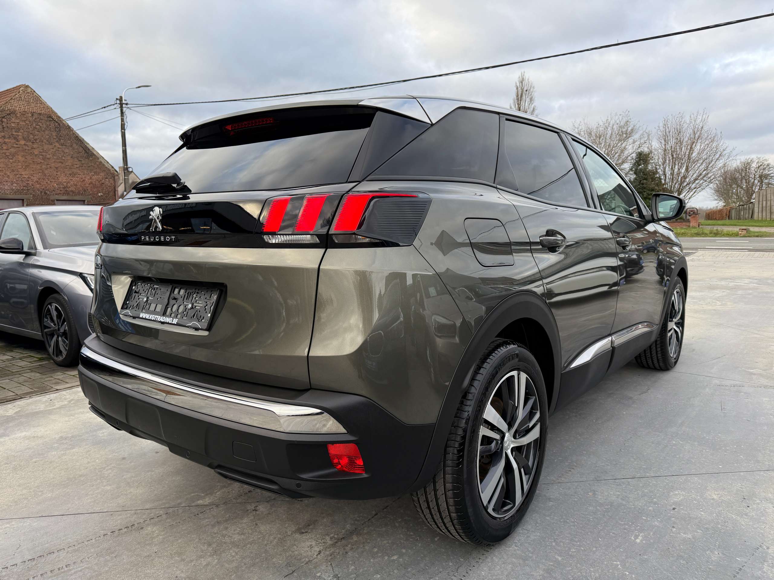 e82fbf6c-337b-4639-961f-10afec796bb65-peugeot-3008-1-2i-130pk-navigatie-zwart-leder-camera-carplay.jpg