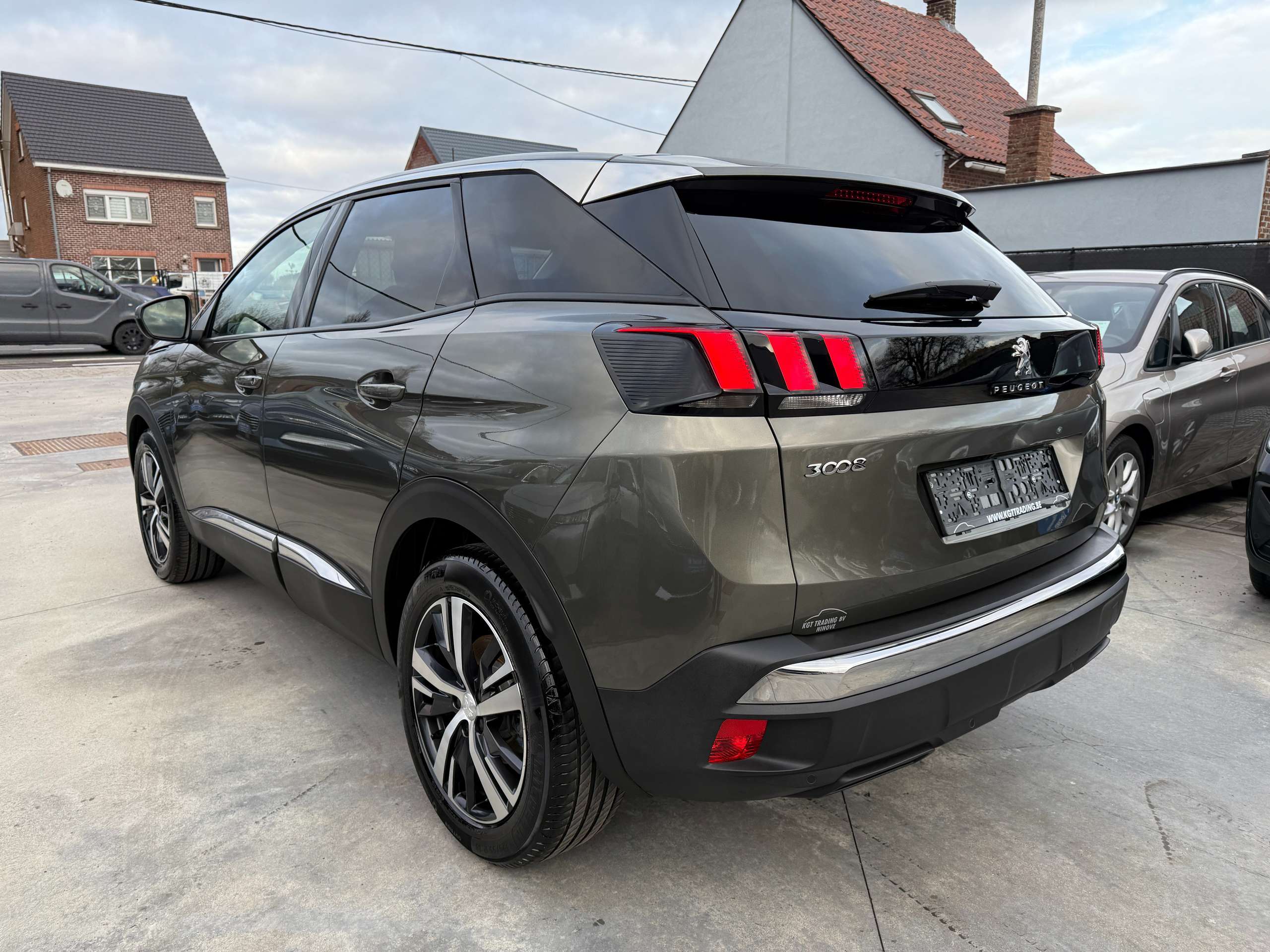 e82fbf6c-337b-4639-961f-10afec796bb67-peugeot-3008-1-2i-130pk-navigatie-zwart-leder-camera-carplay.jpg