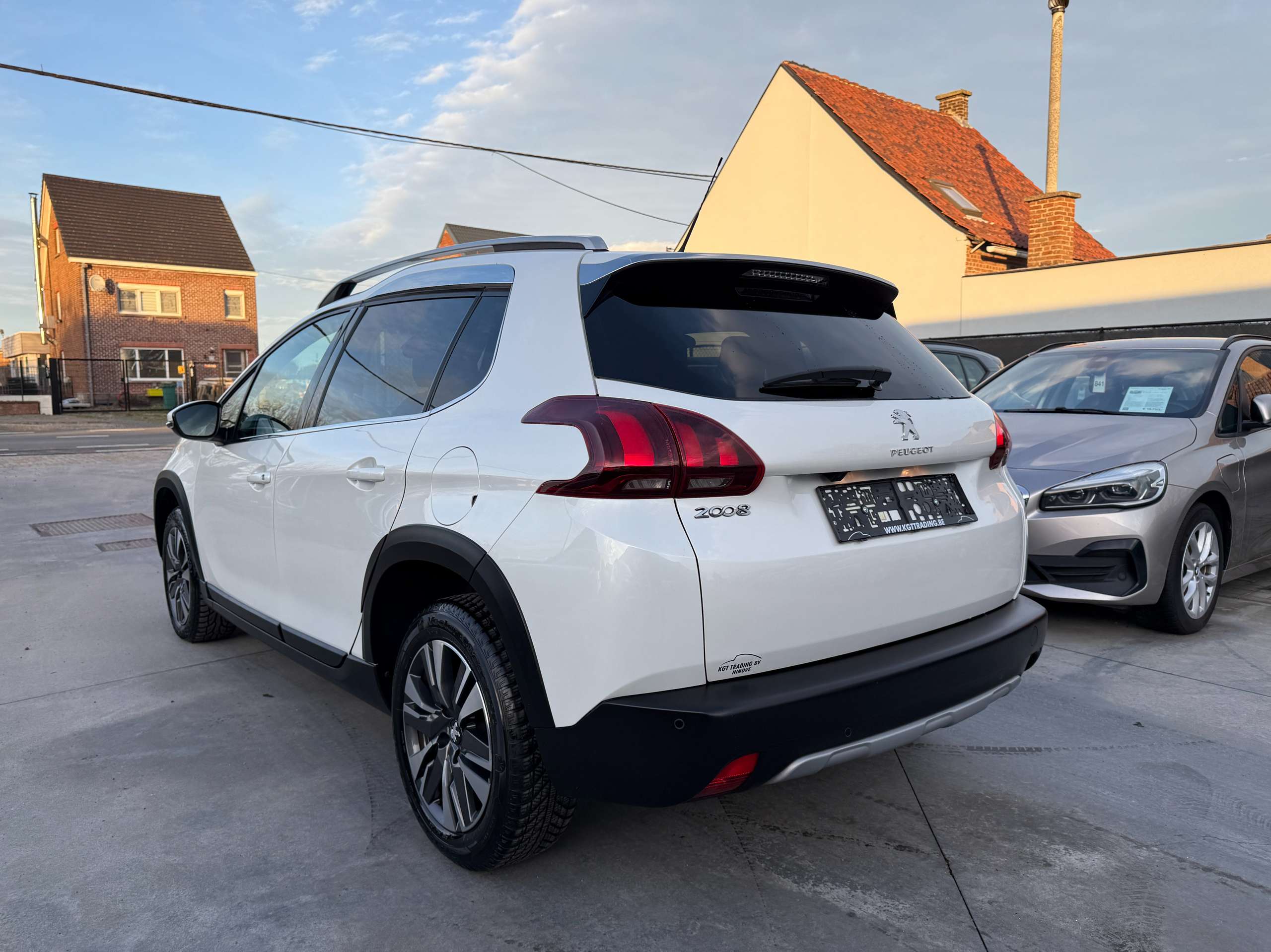 ff229a92-2047-41ef-9177-94b98885beab7-peugeot-2008-1-2i-automaat-allure-leder-camera-full-led-navi.jpg