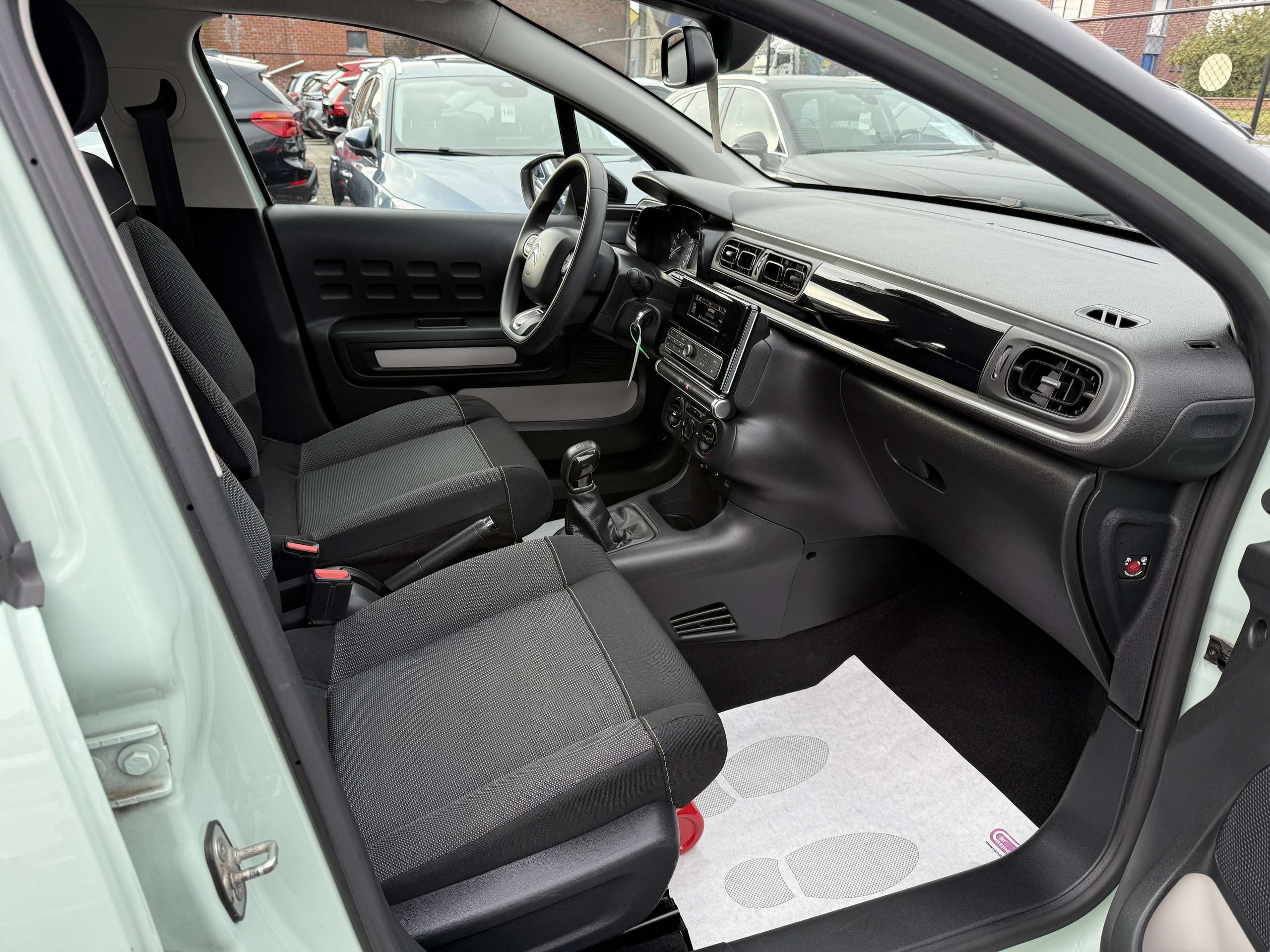 02109e49-937d-49cd-a7b3-759e8fb8a81219-citroen-c3-1-2i-puretech-82pk-bluetooth-parkeersensoren-airco.jpg