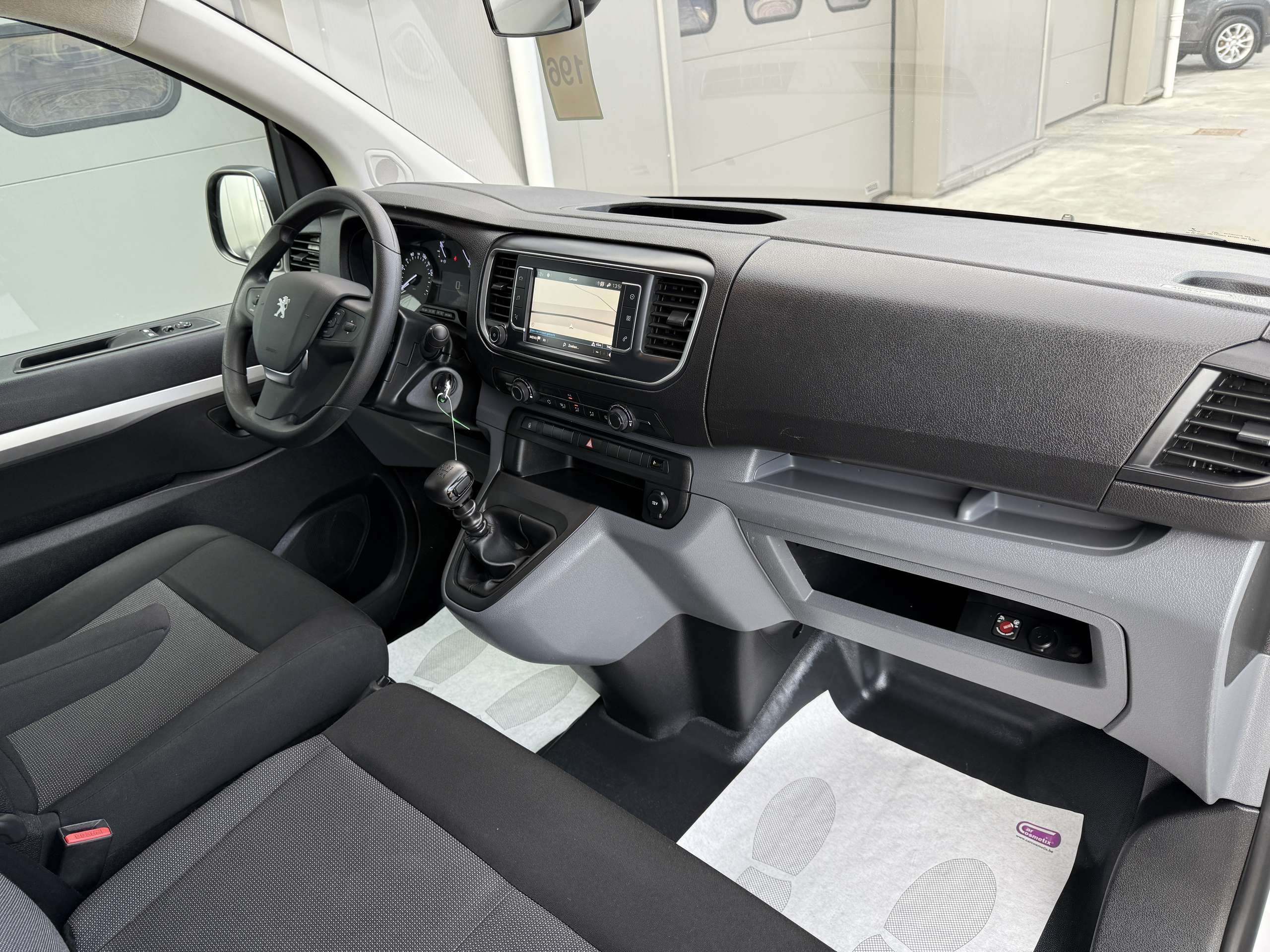 0bdc2ae1-73dd-428d-b023-98131f5874f327-peugeot-expert-2-0-bluehdi-6-zit-navi-camera-dakrek-led-bluetooth.jpg