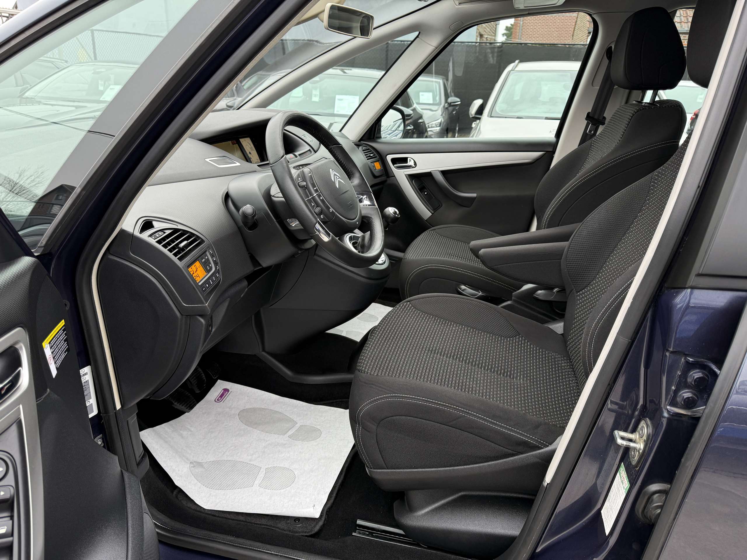 22628d20-a7a2-4815-bb58-393a0c2690e312-citroen-c4-picasso-1-6-hdi-112pk-navigatie-bluetooth-pdc-led-carpass.jpg