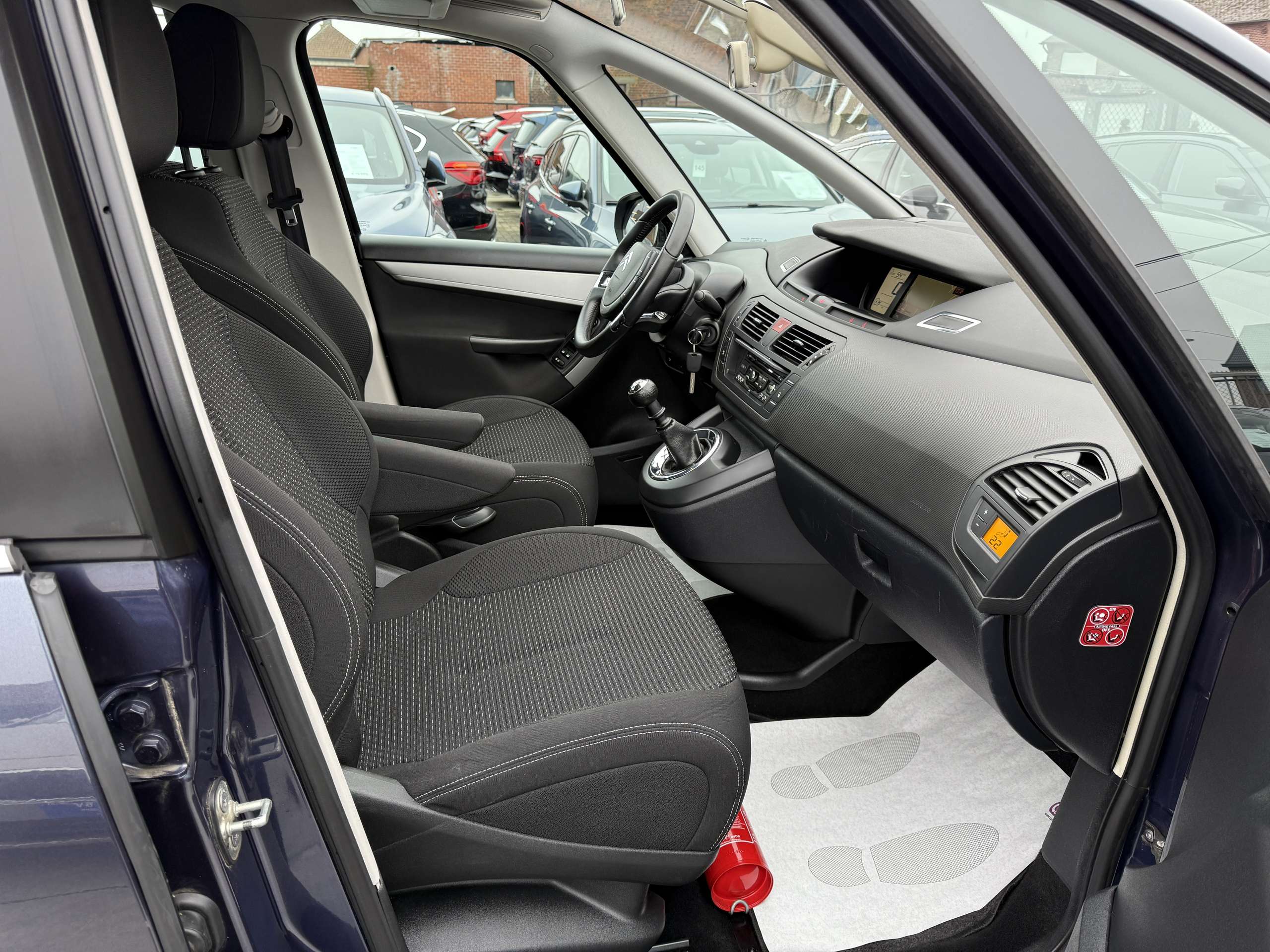 22628d20-a7a2-4815-bb58-393a0c2690e320-citroen-c4-picasso-1-6-hdi-112pk-navigatie-bluetooth-pdc-led-carpass.jpg