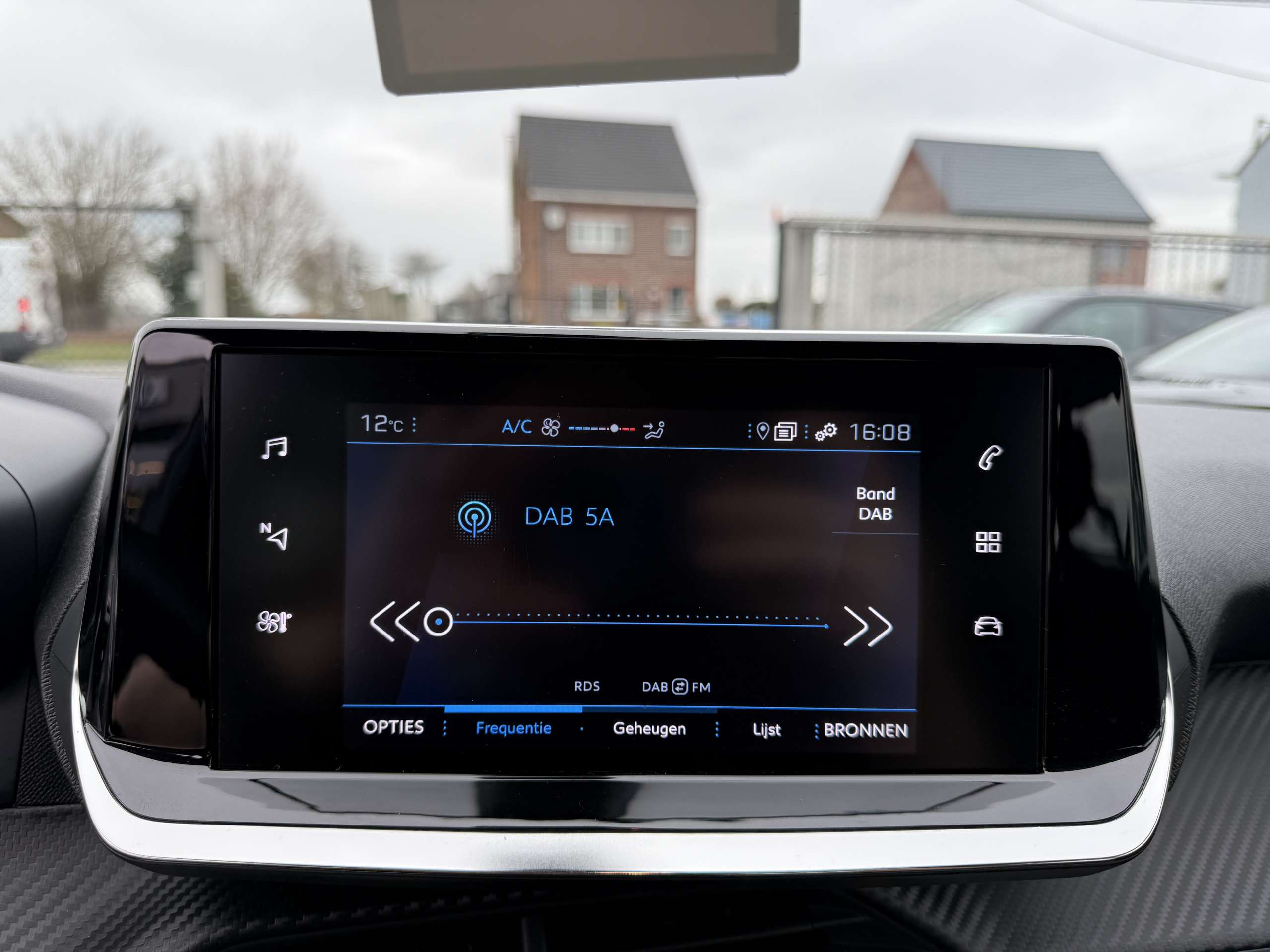 27c99b96-5e0c-4b18-8b79-ffe0dc45003a23-peugeot-2008-1-2i-automaat-130pk-navigatie-full-led-carplay-pdc.jpg